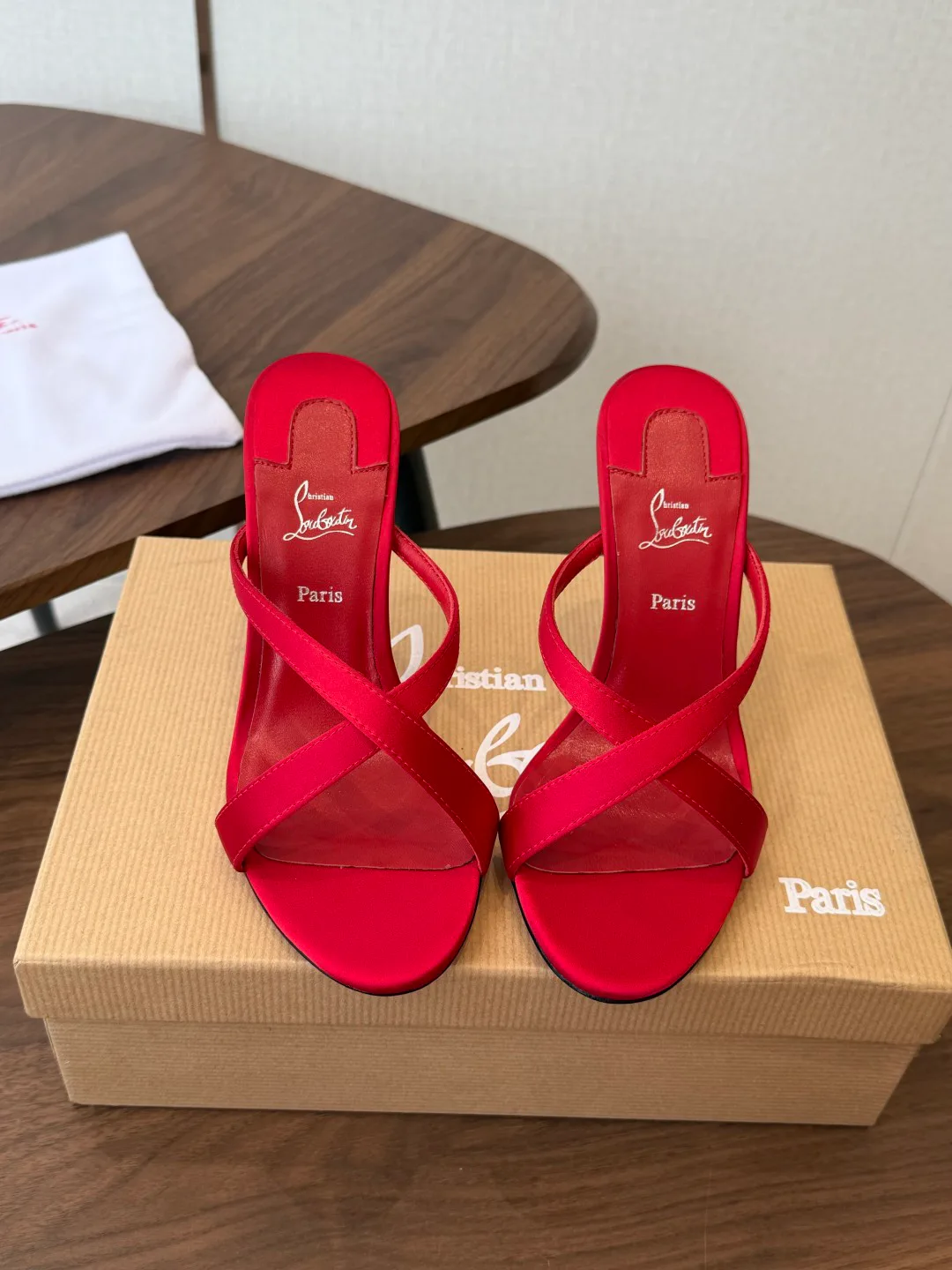 Босоножки Женские Christian Louboutin 18183100