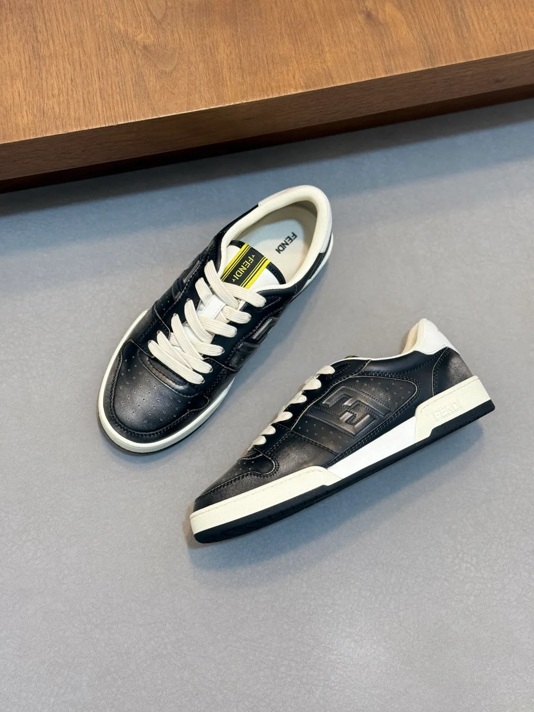 Кроссовки Женские Fendi 18116600