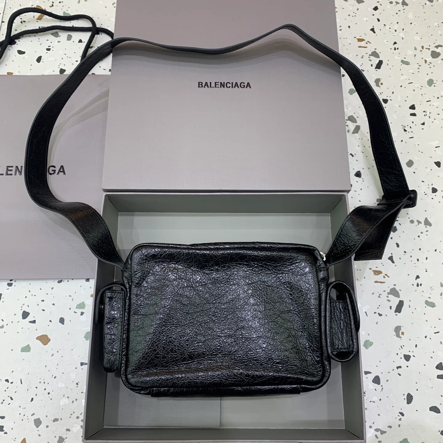 Сумки На Ремне Женские Balenciaga 18136073
