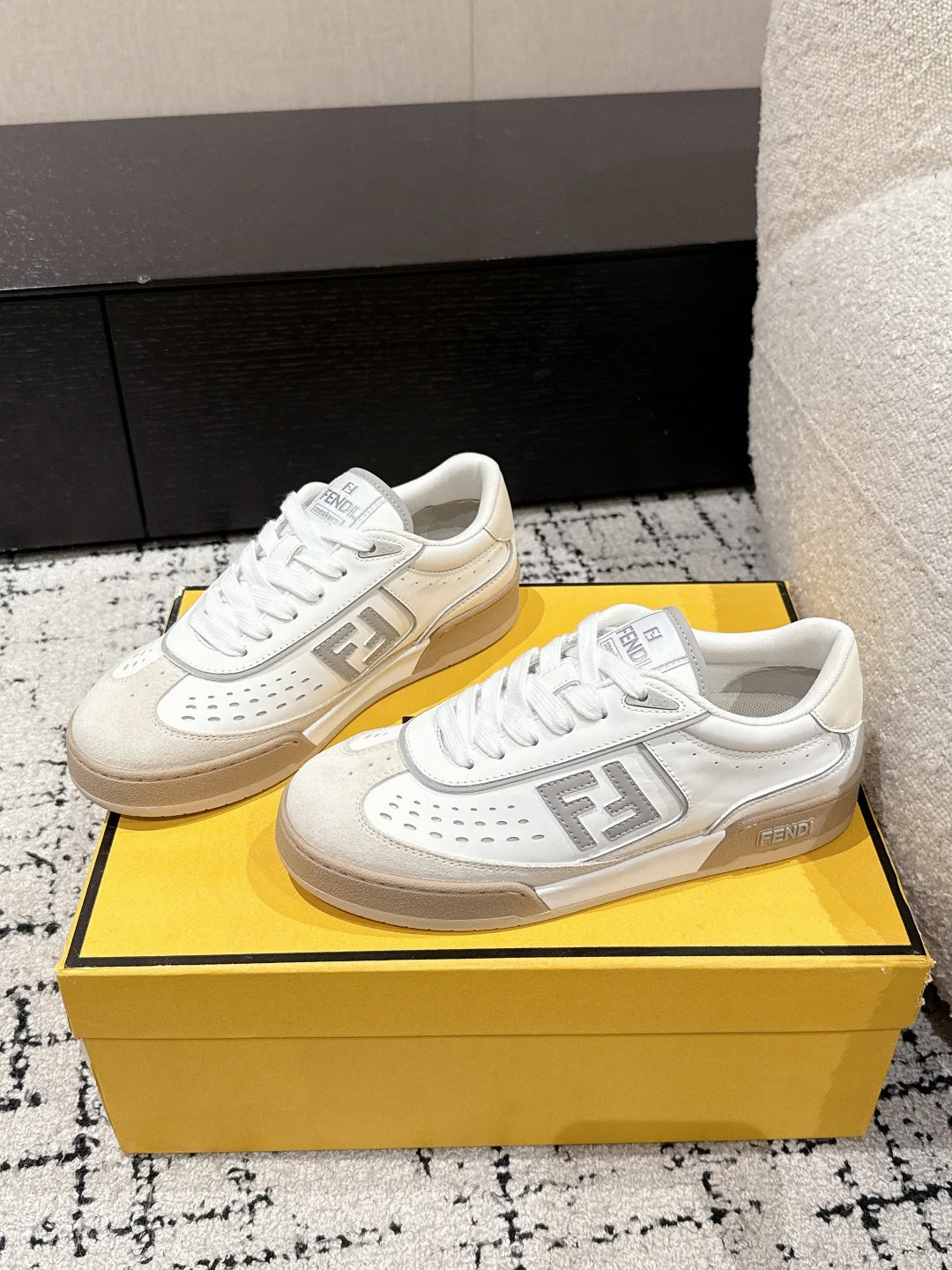 Кроссовки Женские Fendi 11567535