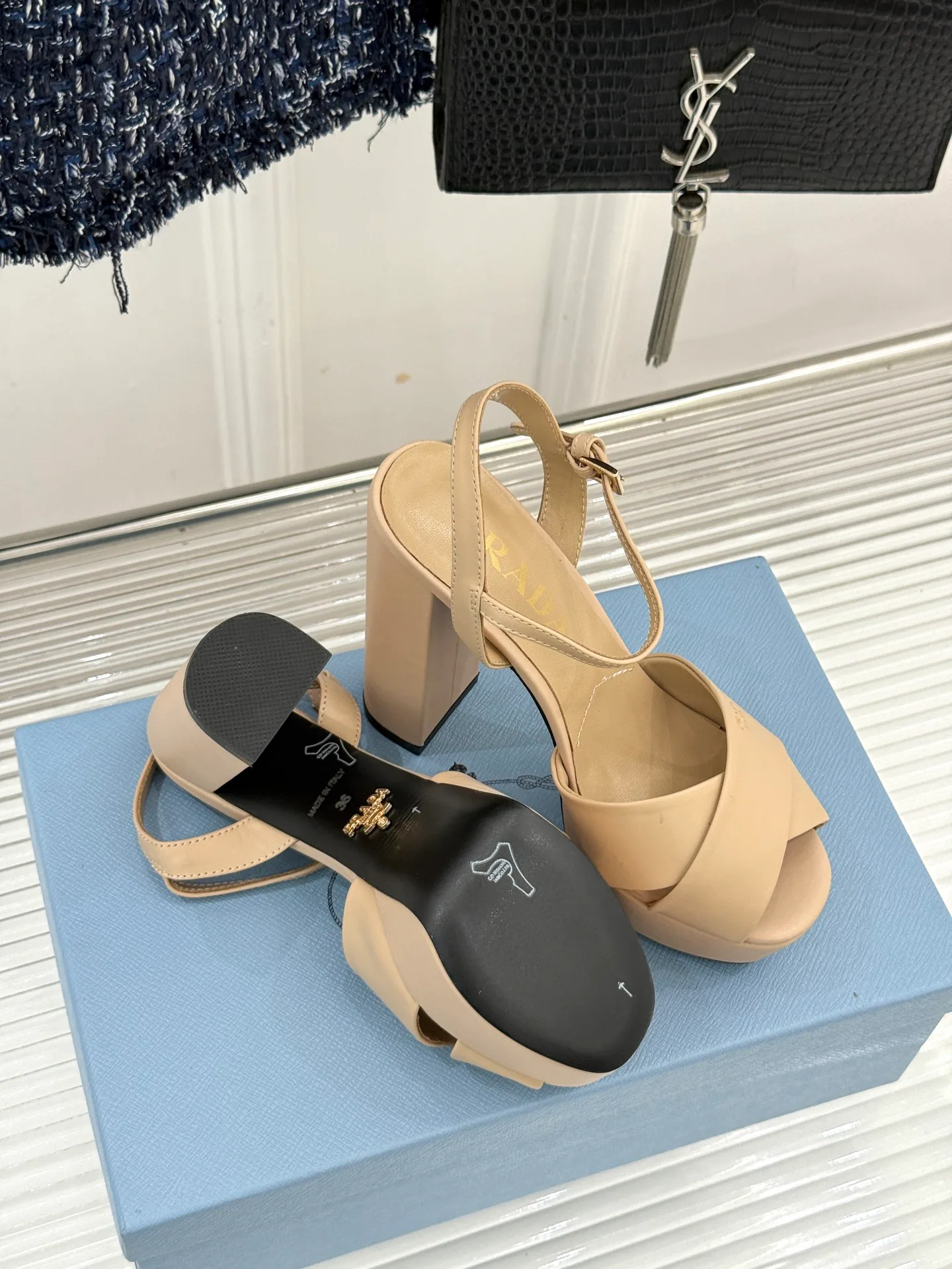 Босоножки Женские Prada 18613344