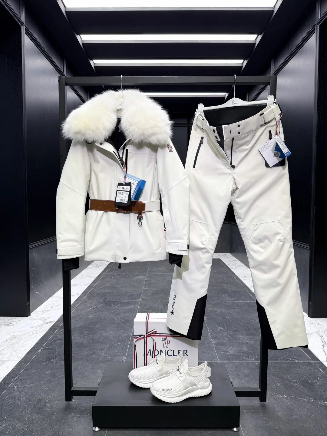Куртки И Пуховики Женские Moncler 19336114