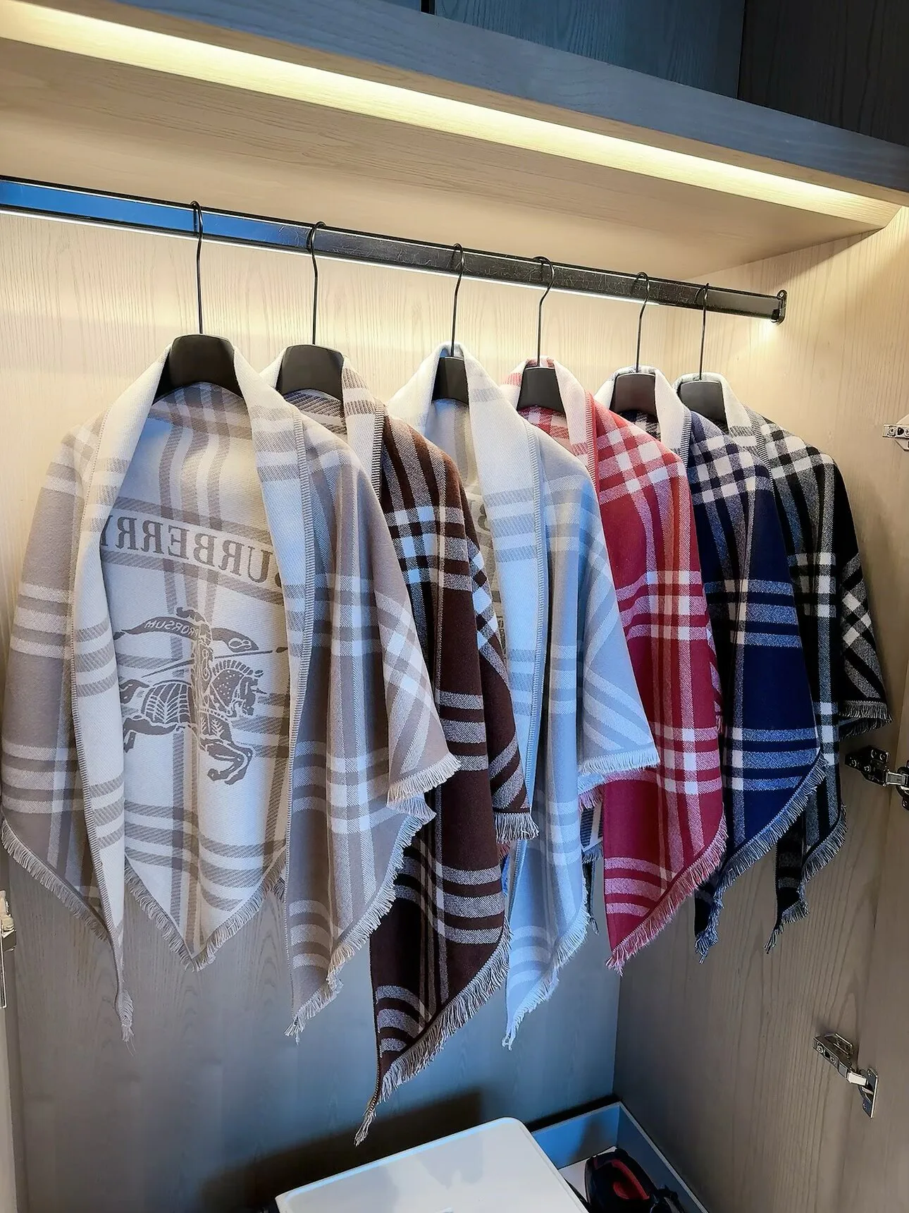 Шарфы Burberry 18445201