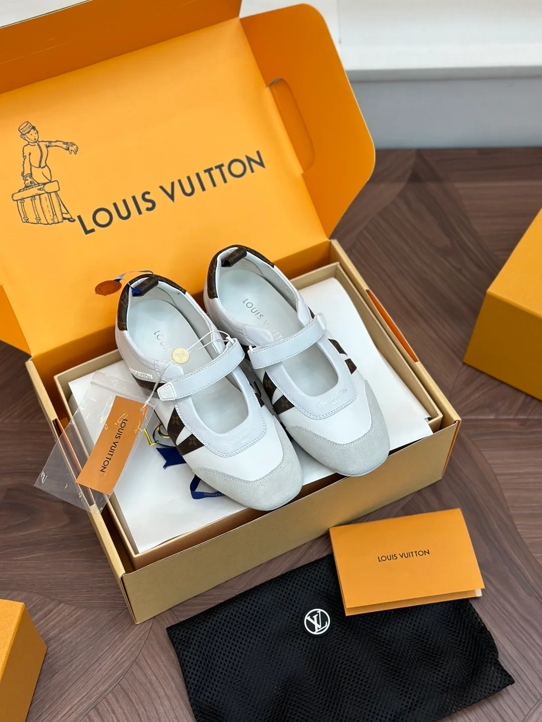 Кроссовки Женские Louis Vuitton 19480021