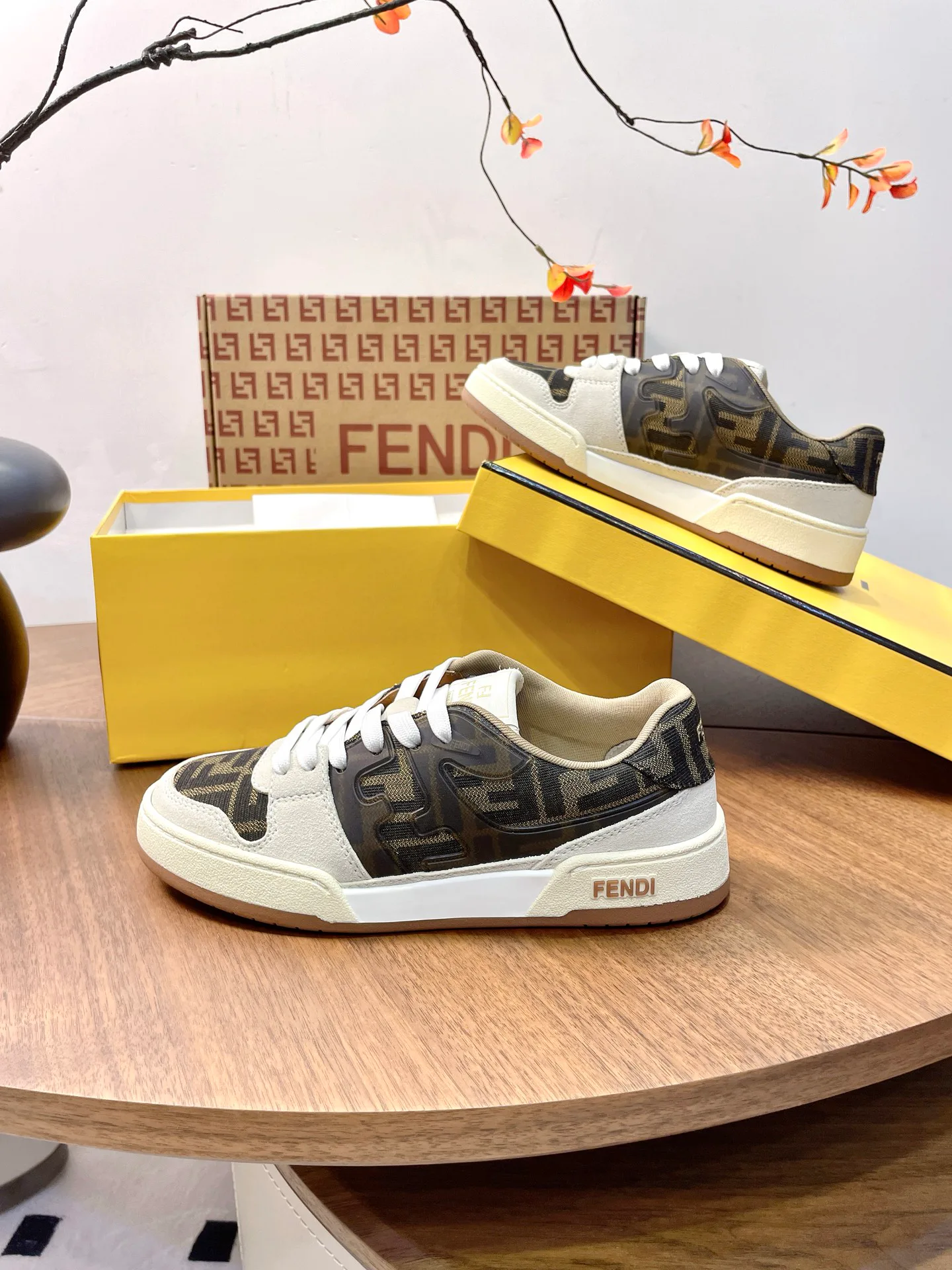 Кроссовки Женские Fendi 17957349