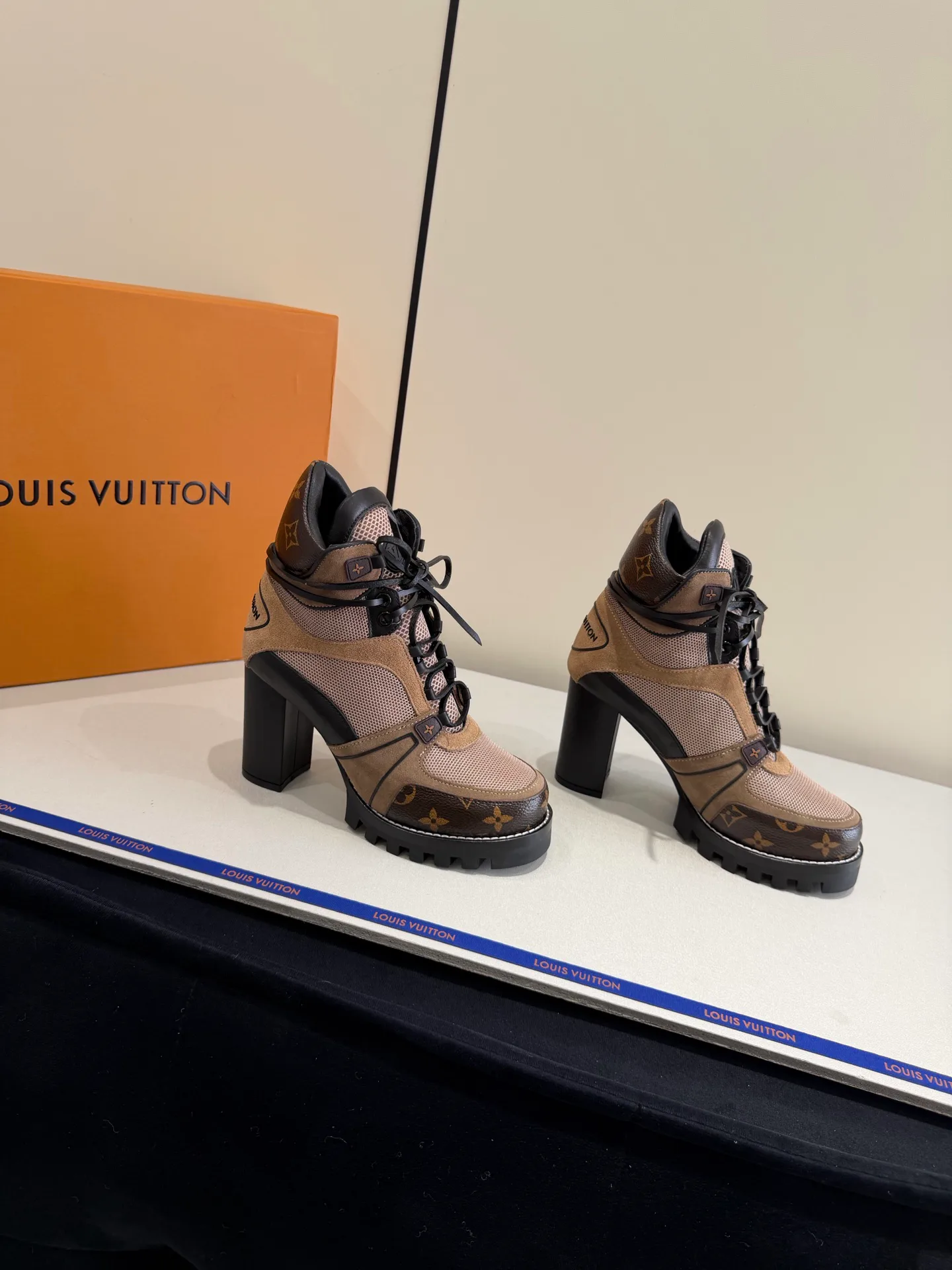 Ботинки Женские Louis Vuitton 19563680