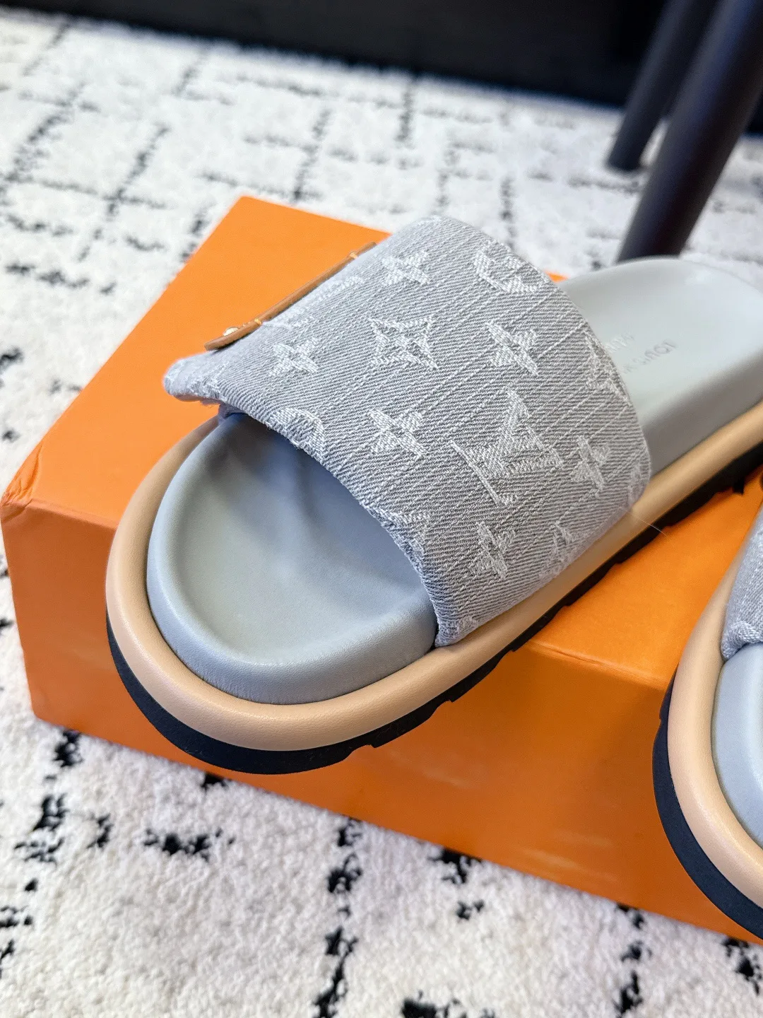 Шлепанцы Женские Louis Vuitton 1752824