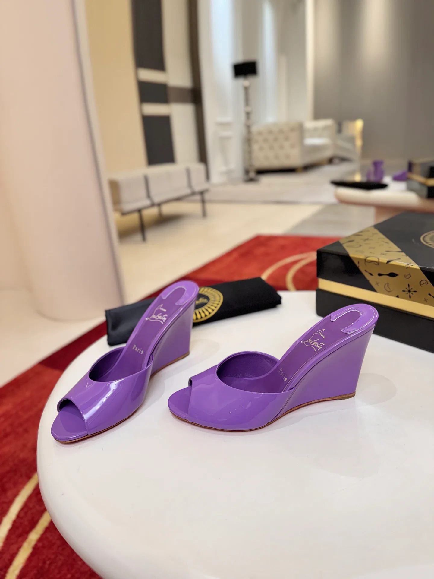 Босоножки Женские Christian Louboutin 18500933