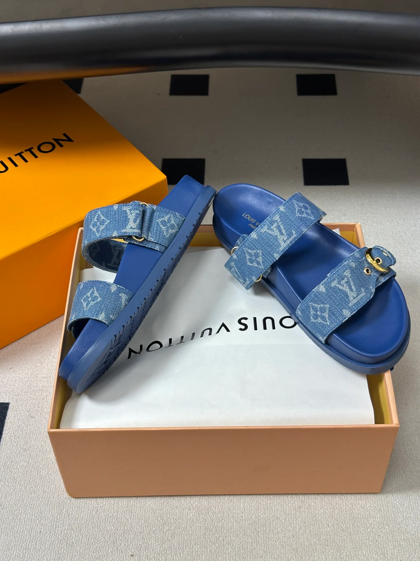 Шлепанцы Женские Louis Vuitton 18049597