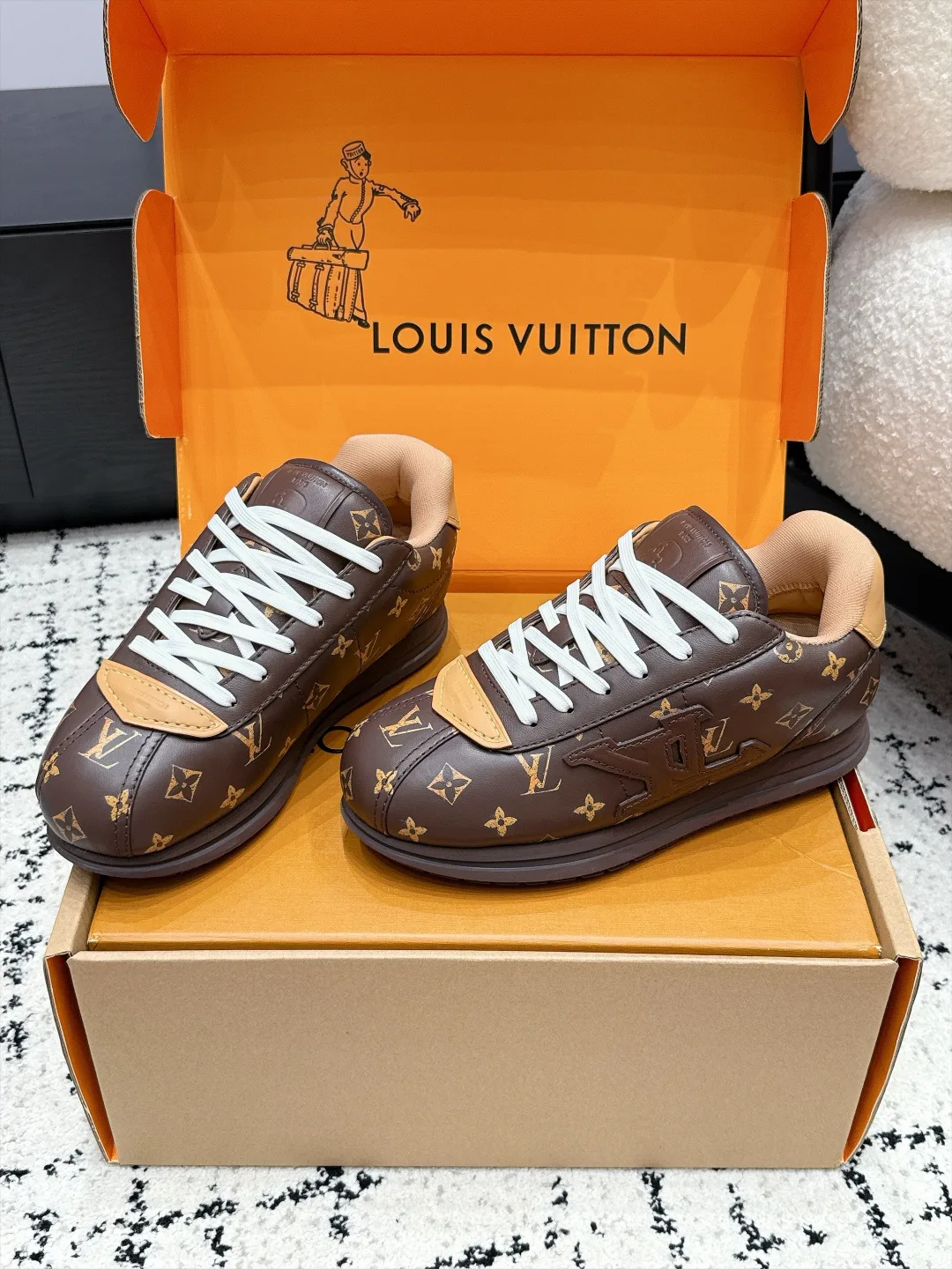 Кроссовки Женские Louis Vuitton 18406470
