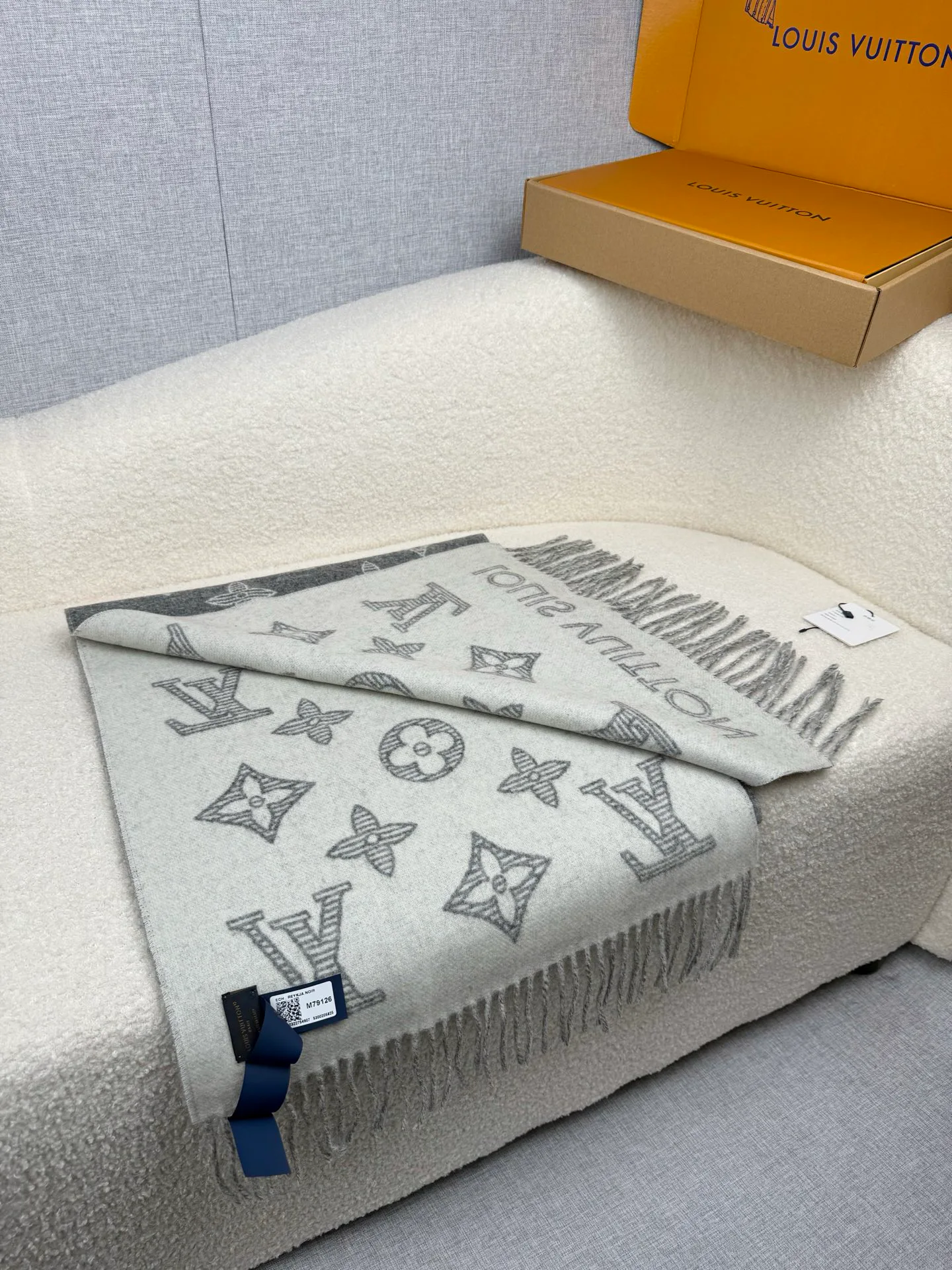 Шарфы Louis Vuitton 18574630