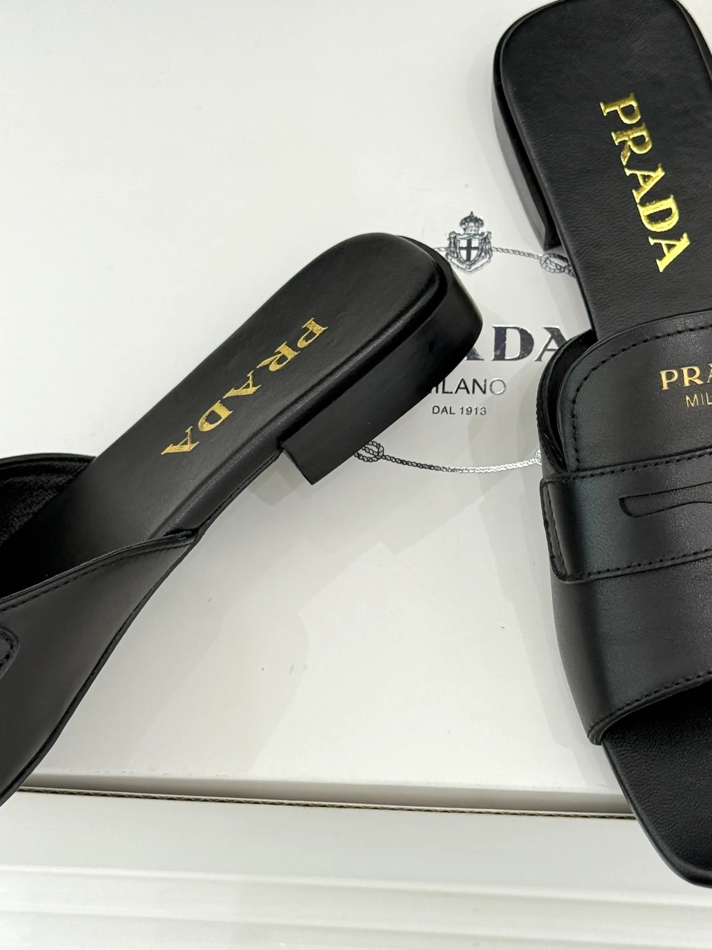 Шлепанцы Женские Prada 12632988