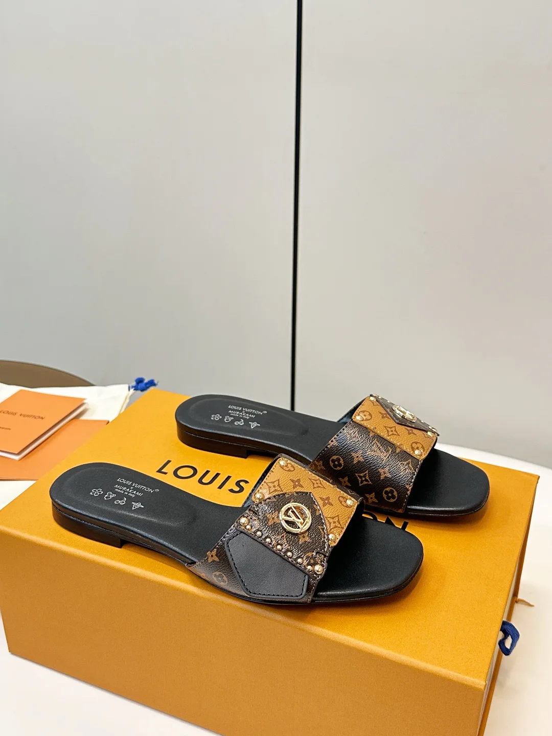 Шлепанцы Женские Louis Vuitton 12338559
