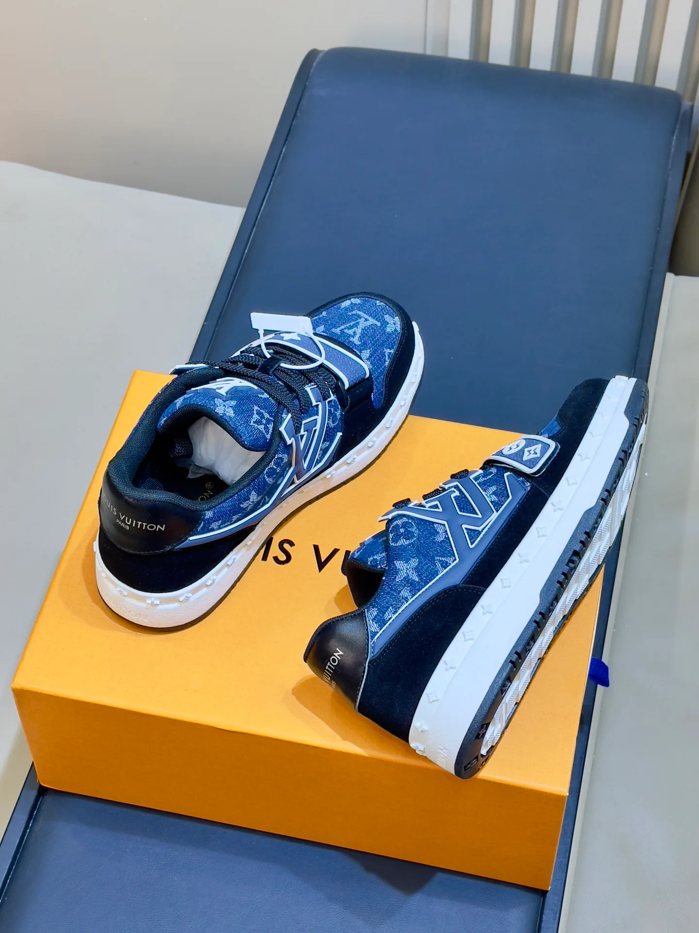 Кроссовки Женские Louis Vuitton 18073550