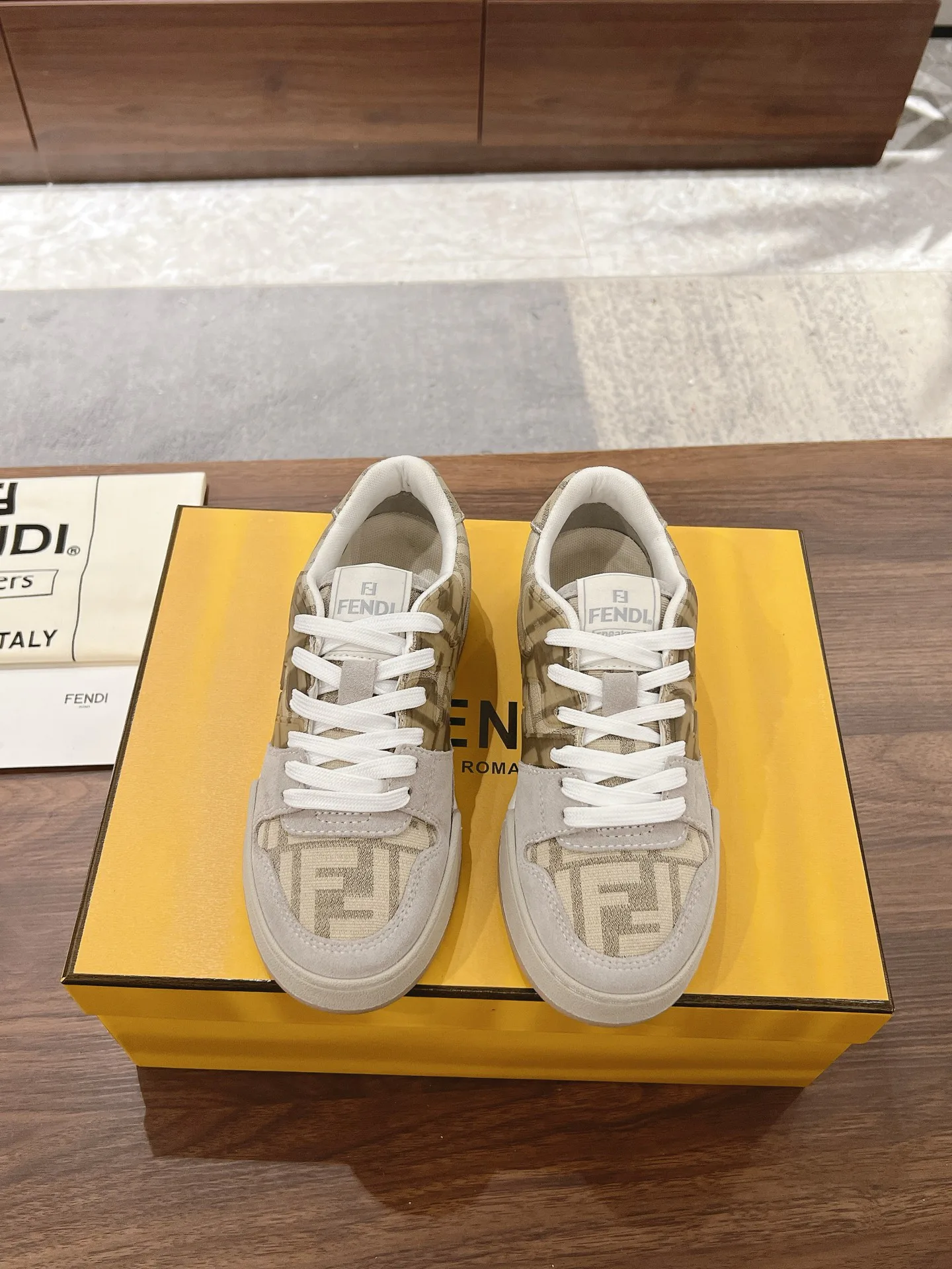 Кроссовки Женские Fendi 18219610