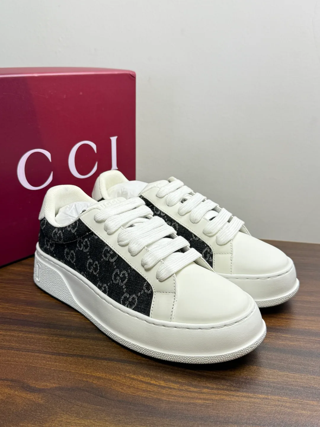 Кроссовки Женские Gucci 19678556