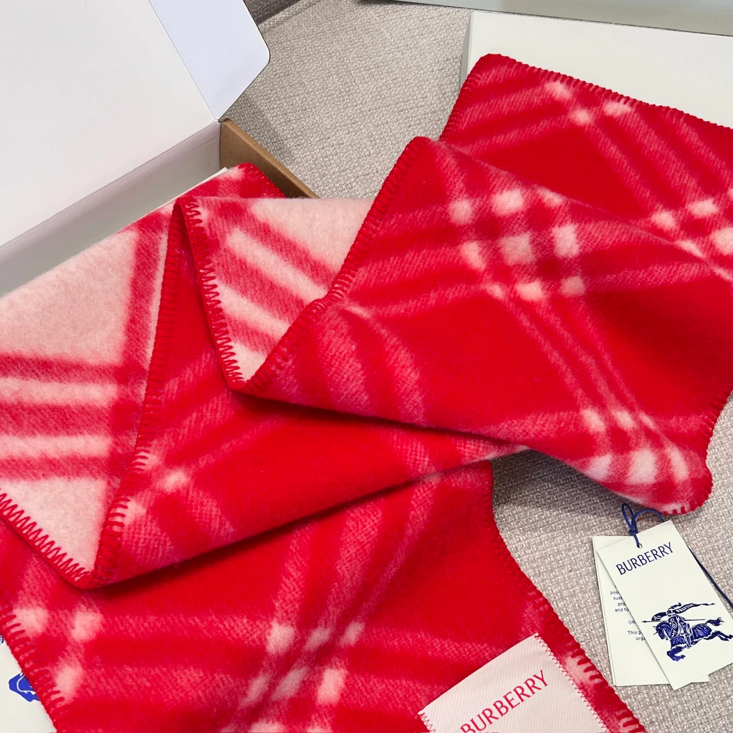 Шарфы Burberry 17945203