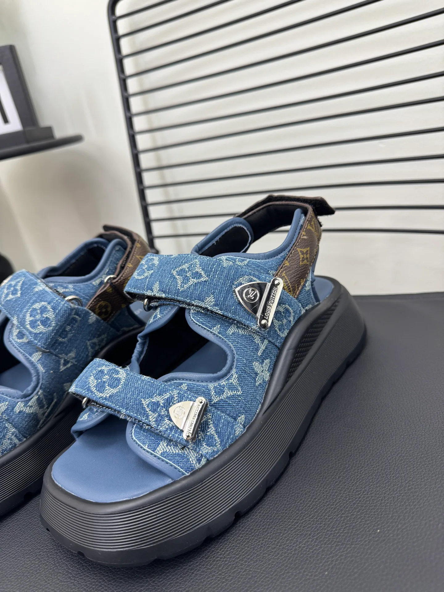 Сандалии Женские Louis Vuitton 11055250