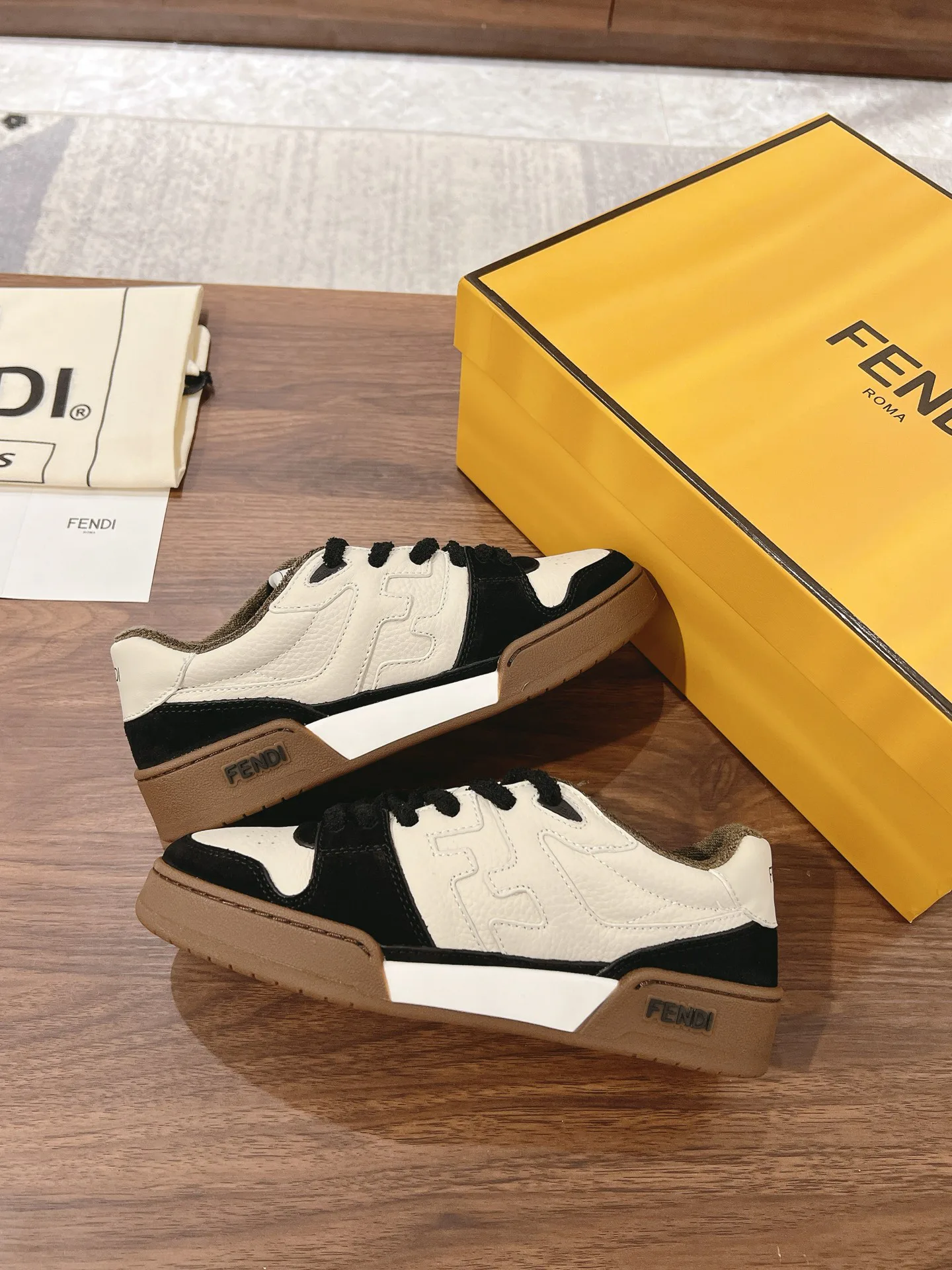 Кроссовки Женские Fendi 18219599