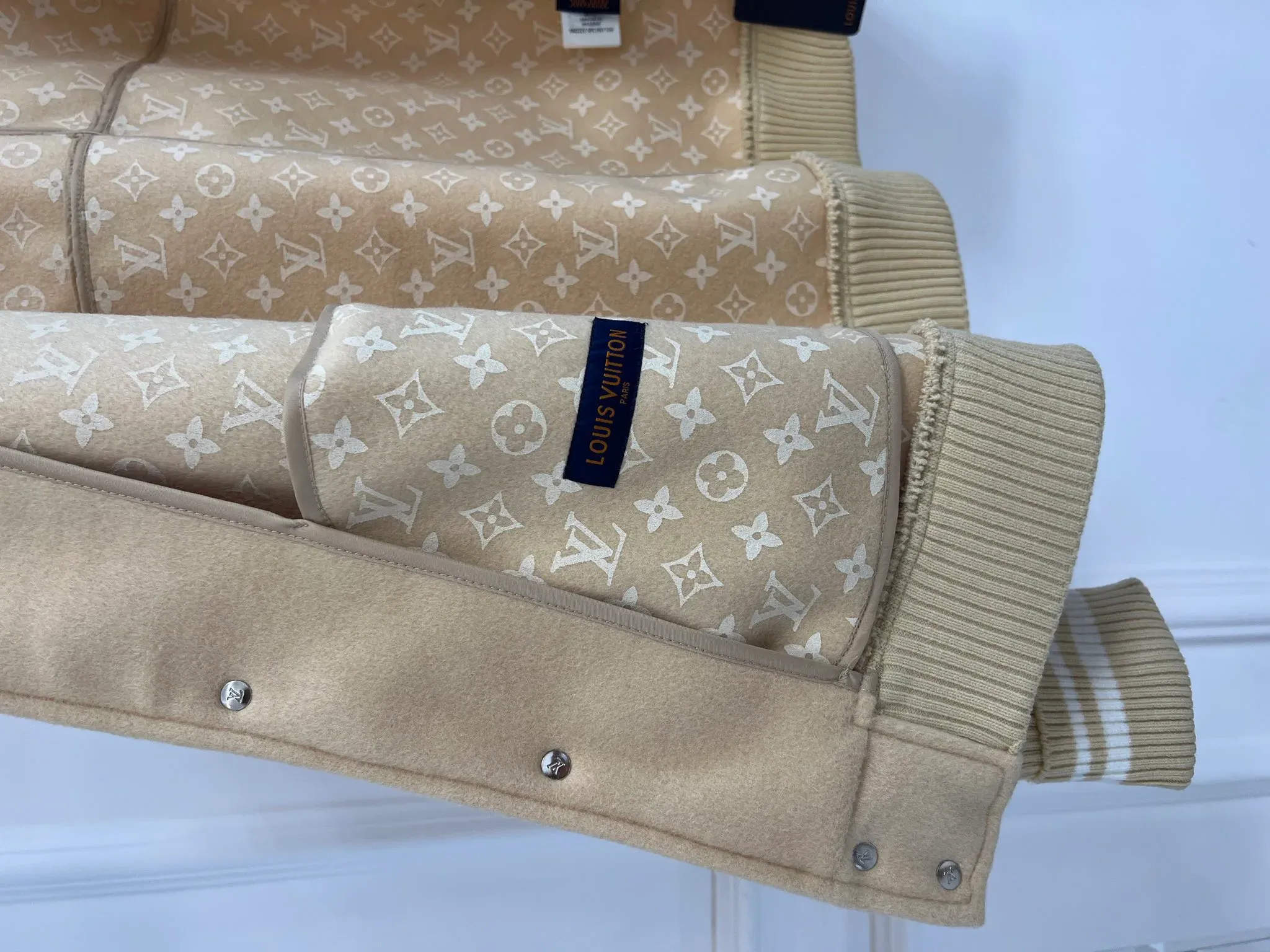 Куртки Женские Louis Vuitton Куртки Женские Louis Vuitton