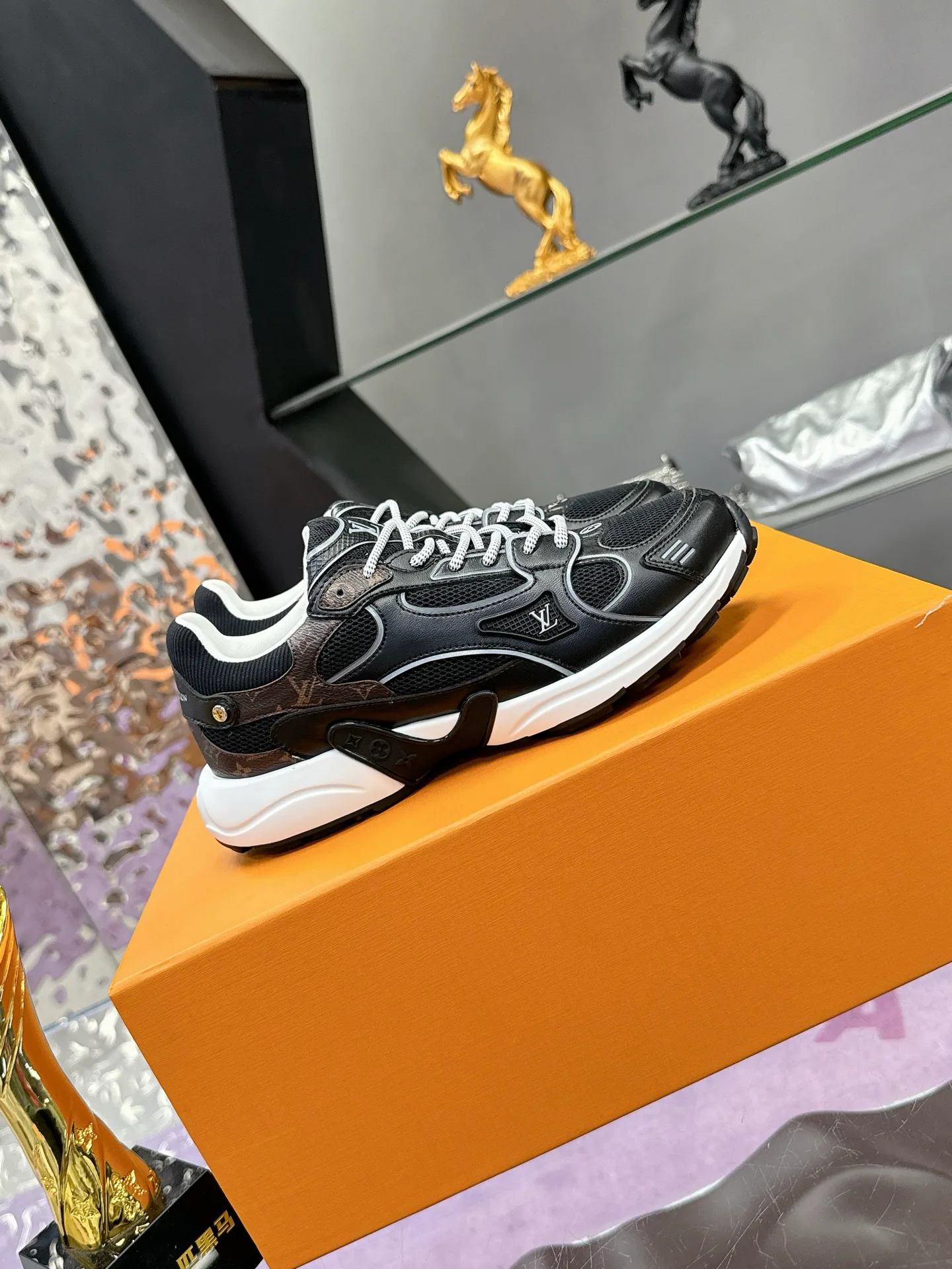 Кроссовки Женские Louis Vuitton 17530429