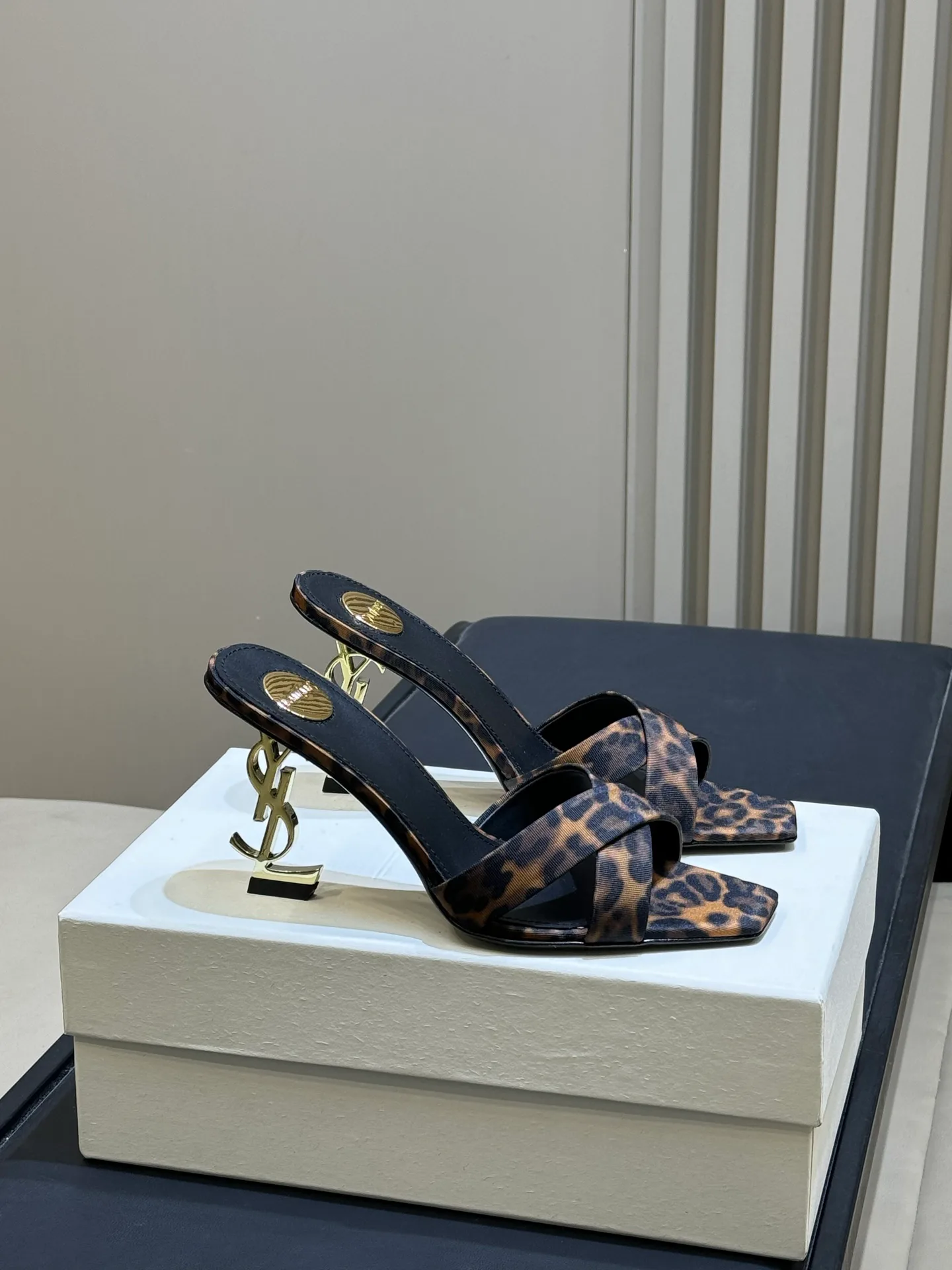 Босоножки Женские Saint Laurent 3891383