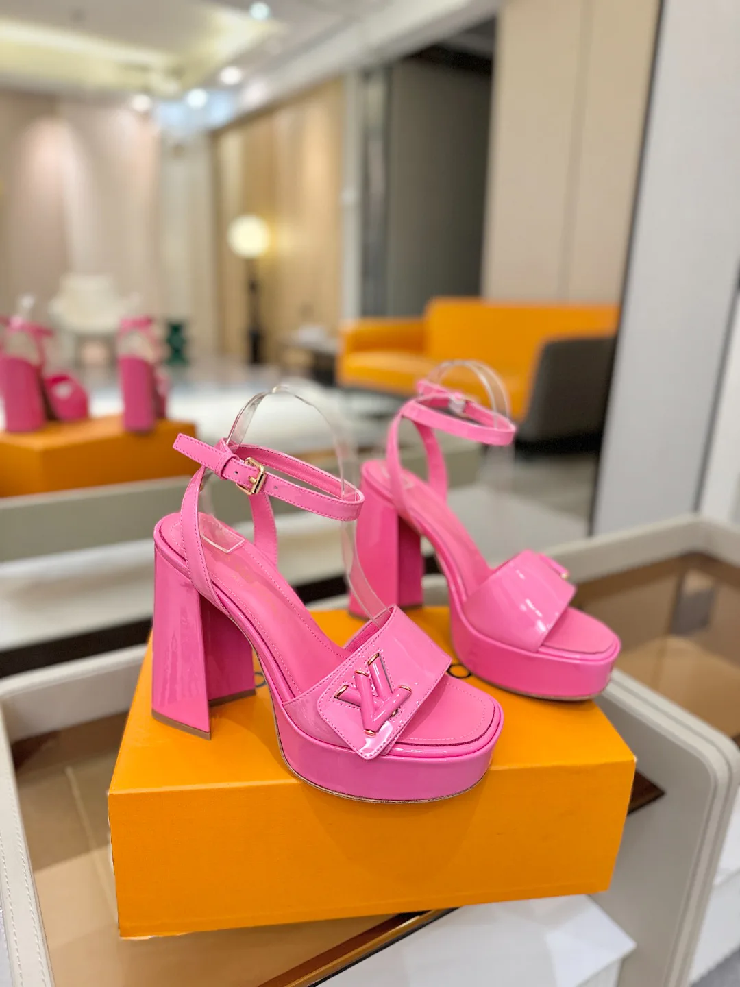 Босоножки Женские Louis Vuitton 17946859