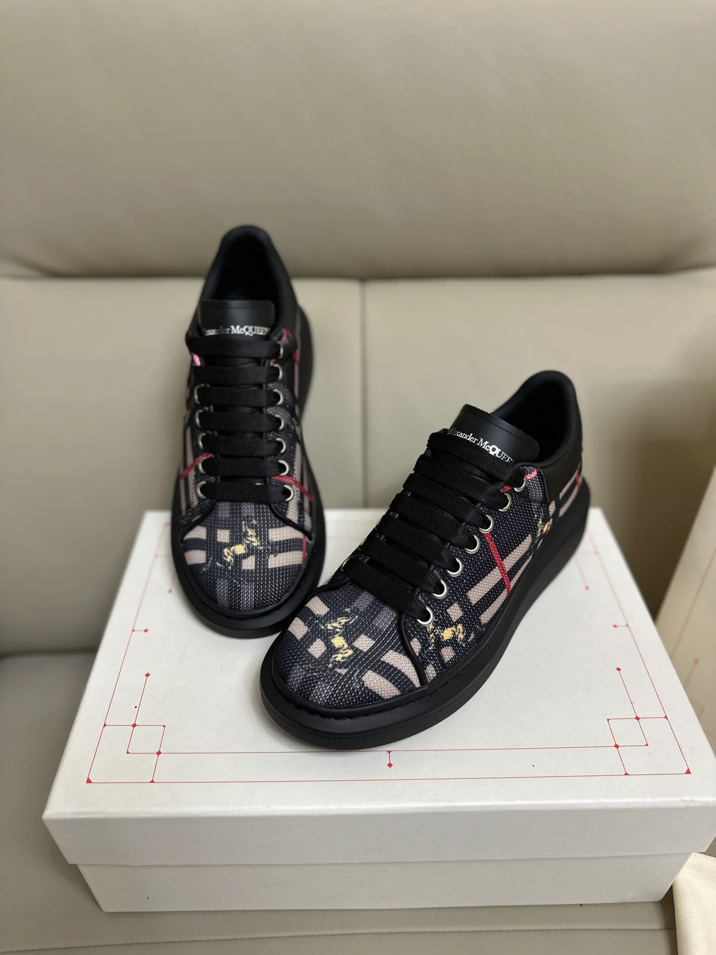 Кроссовки Женские Alexander Mcqueen 18616717