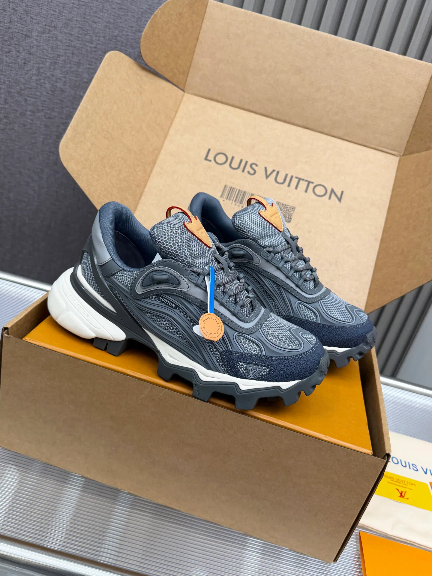 Кроссовки Женские Louis Vuitton 11679417