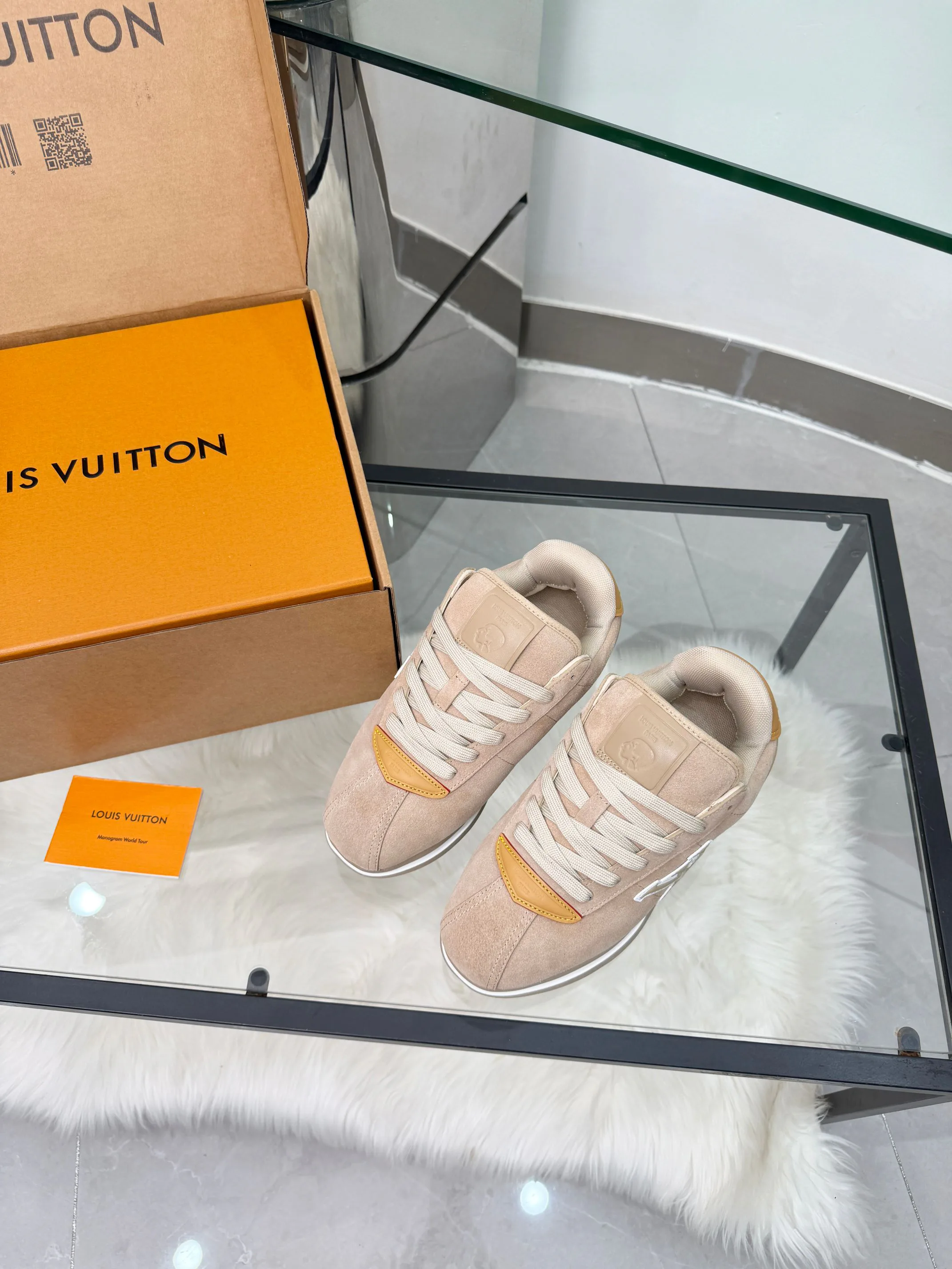 Кроссовки Женские Louis Vuitton 18417398