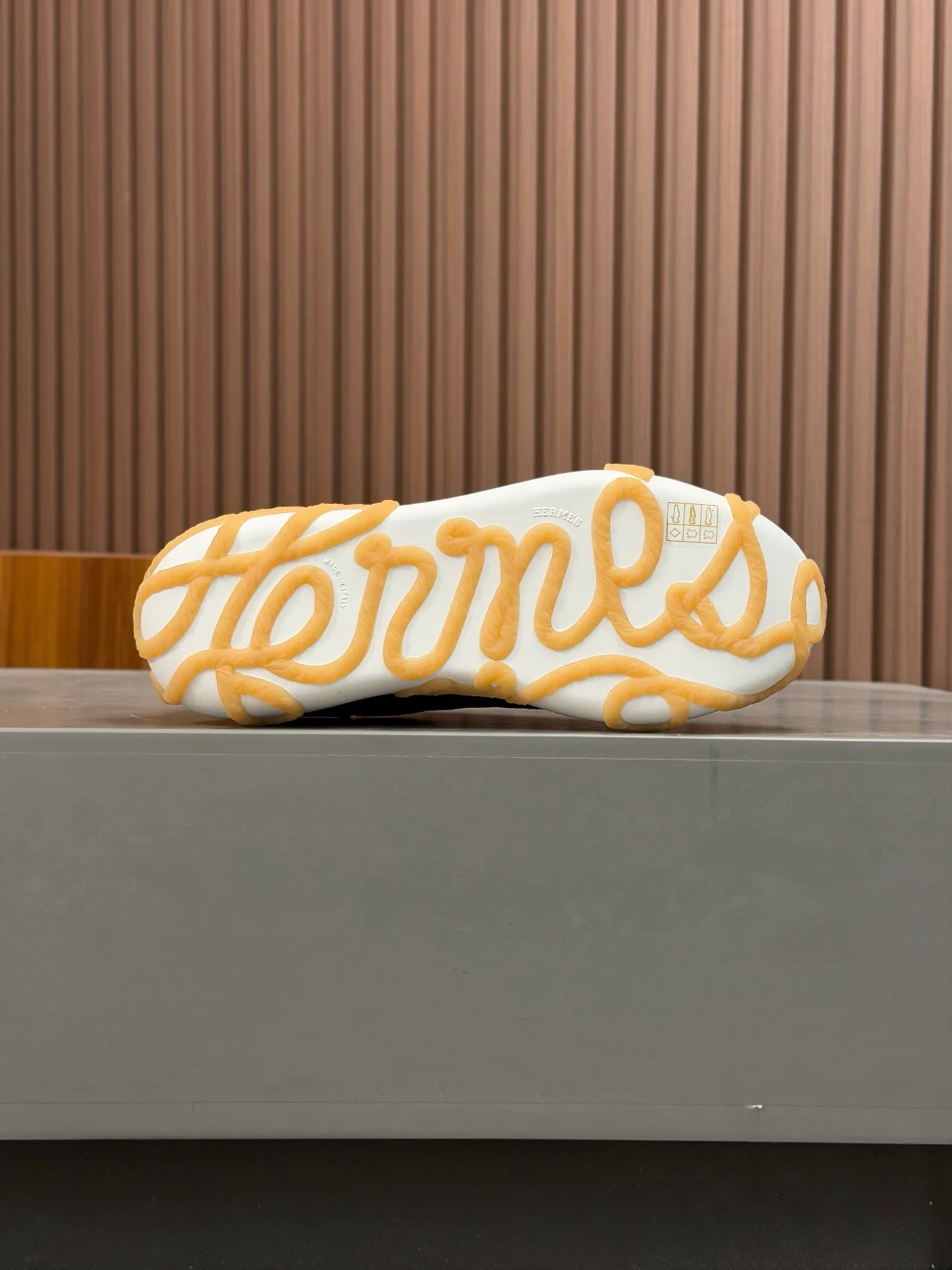 Кроссовки Женские Hermes 18116647