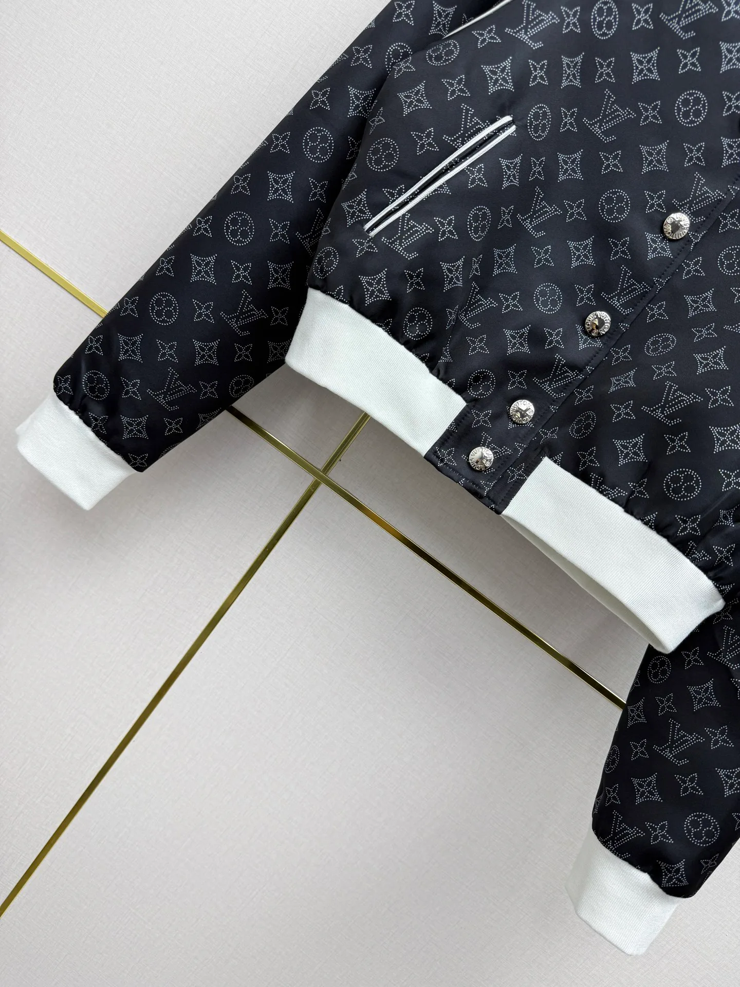 Куртки И Пуховики Женские Louis Vuitton 18348136