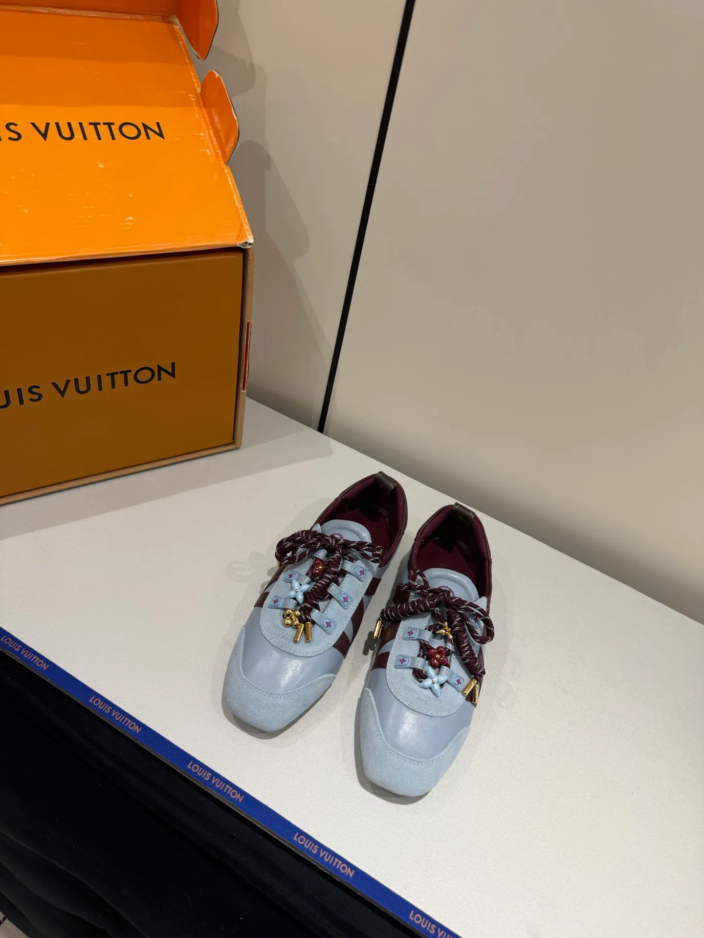 Кроссовки Женские Louis Vuitton 17934902