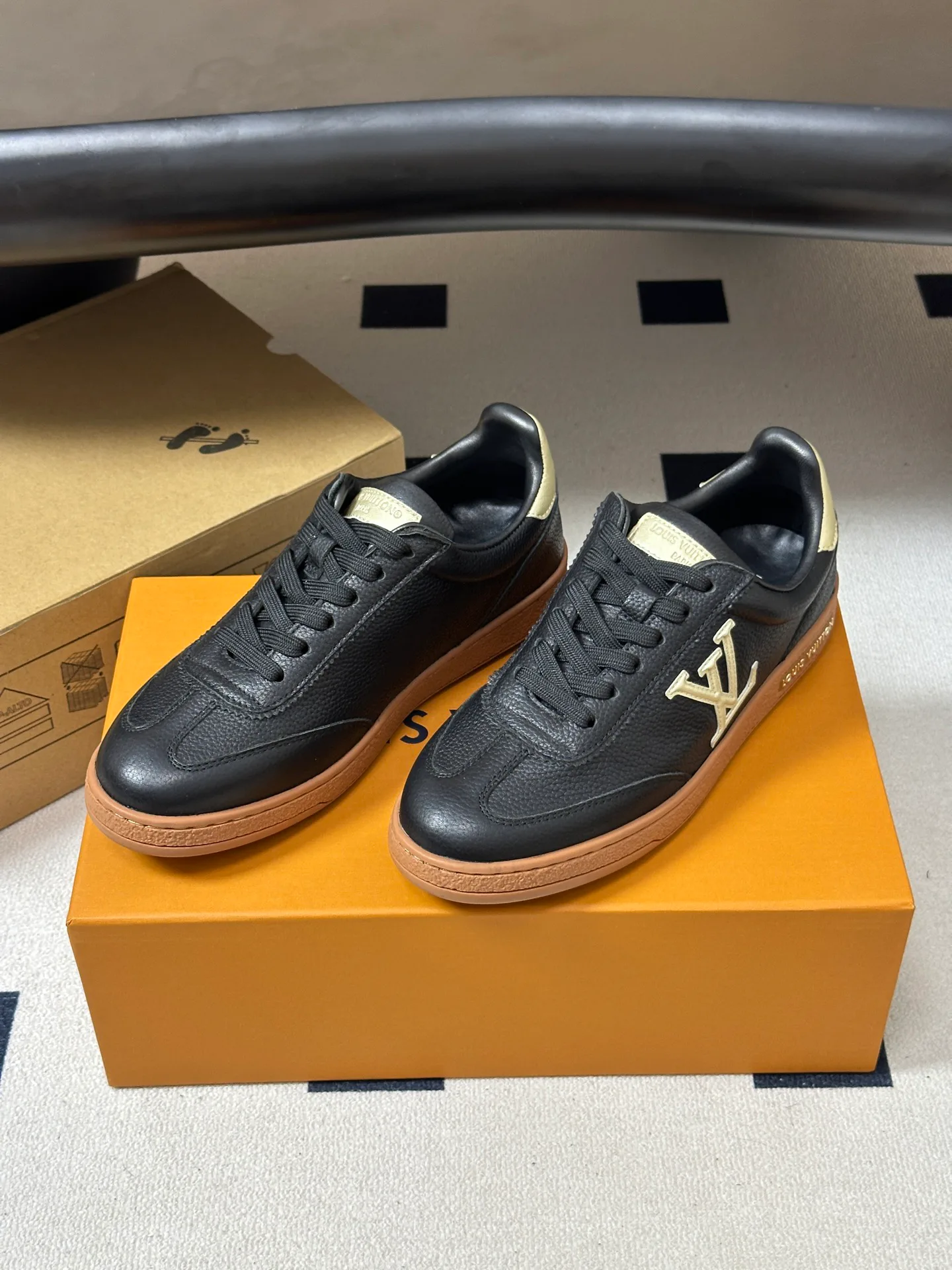 Кроссовки Женские Louis Vuitton 18340951
