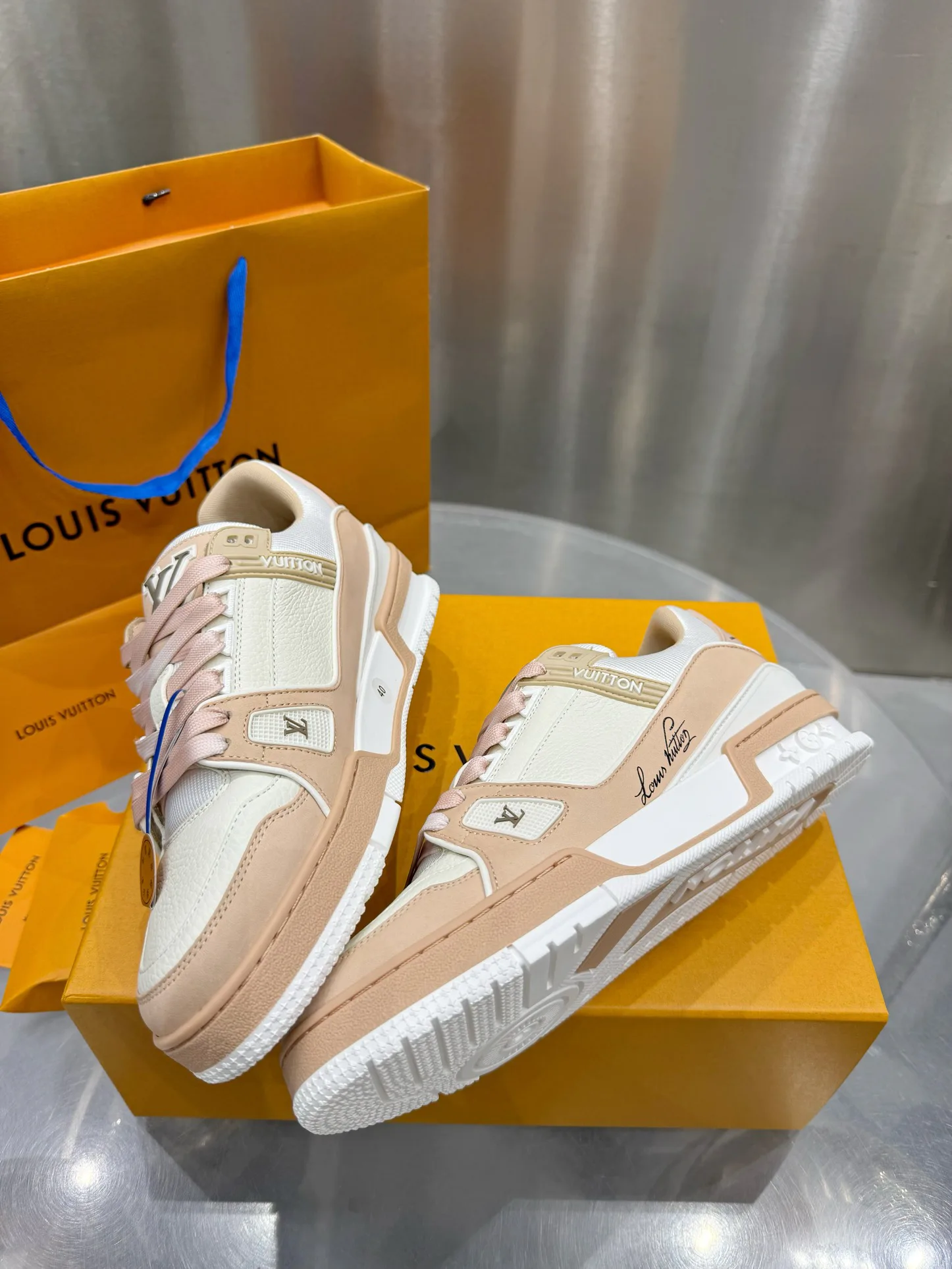 Кроссовки Женские Louis Vuitton 19073367