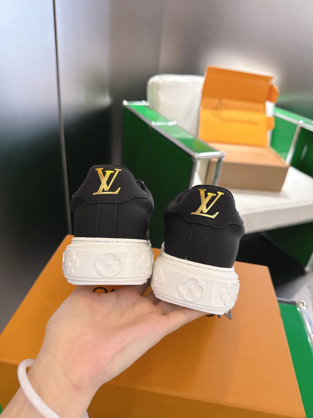 Кроссовки Женские Louis Vuitton 18677716