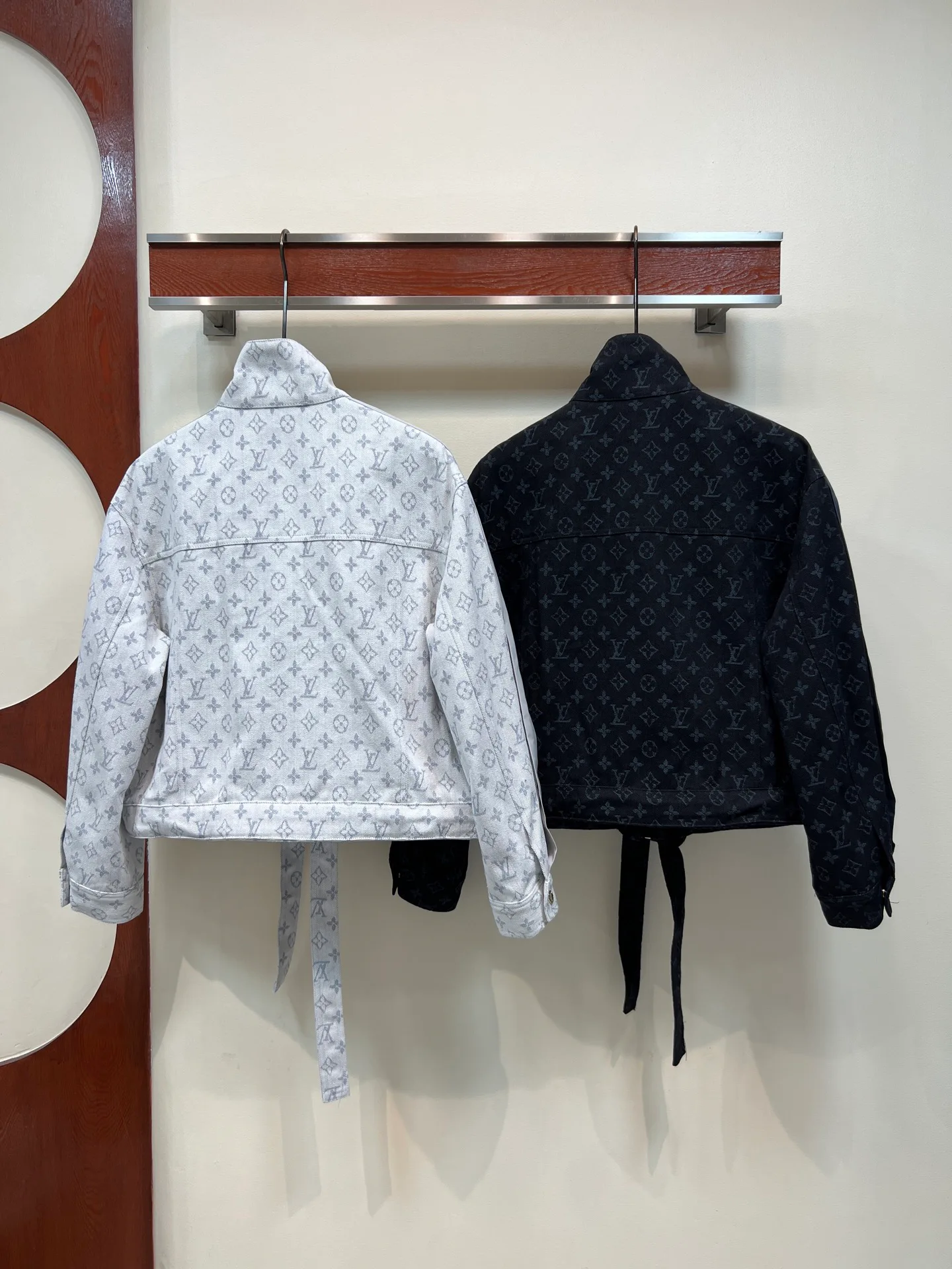 Куртки И Пуховики Женские Louis Vuitton 18408135