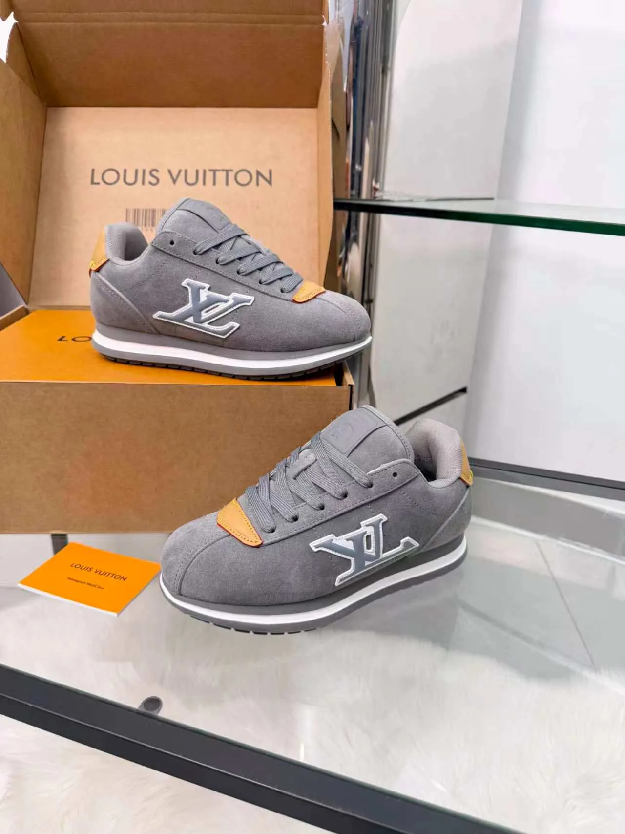 Кроссовки Женские Louis Vuitton 18417395