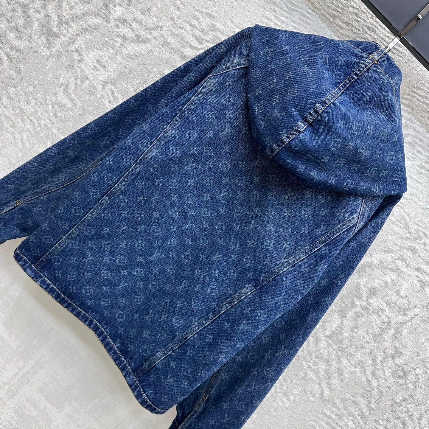 Куртки И Пуховики Женские Louis Vuitton 18328050