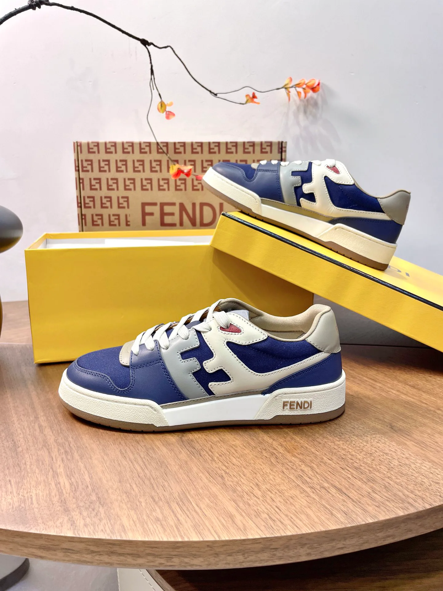 Кроссовки Женские Fendi 17957373