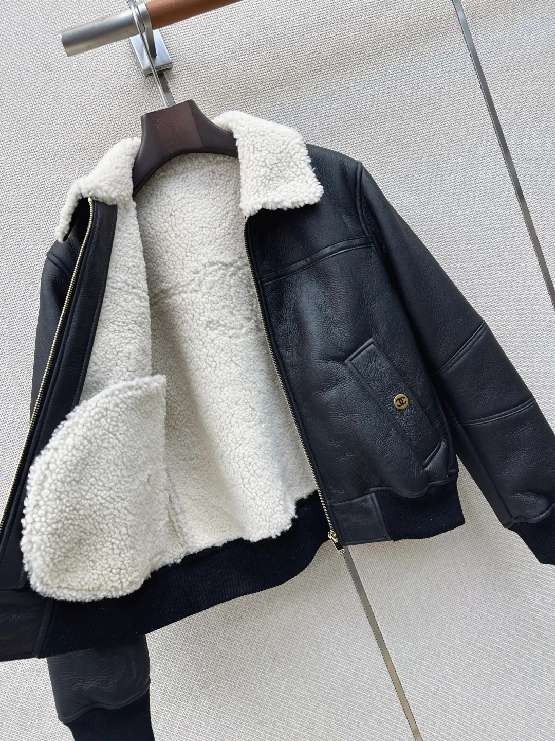 Кожаные Куртки И Дублёнки Женские Chanel 19400587