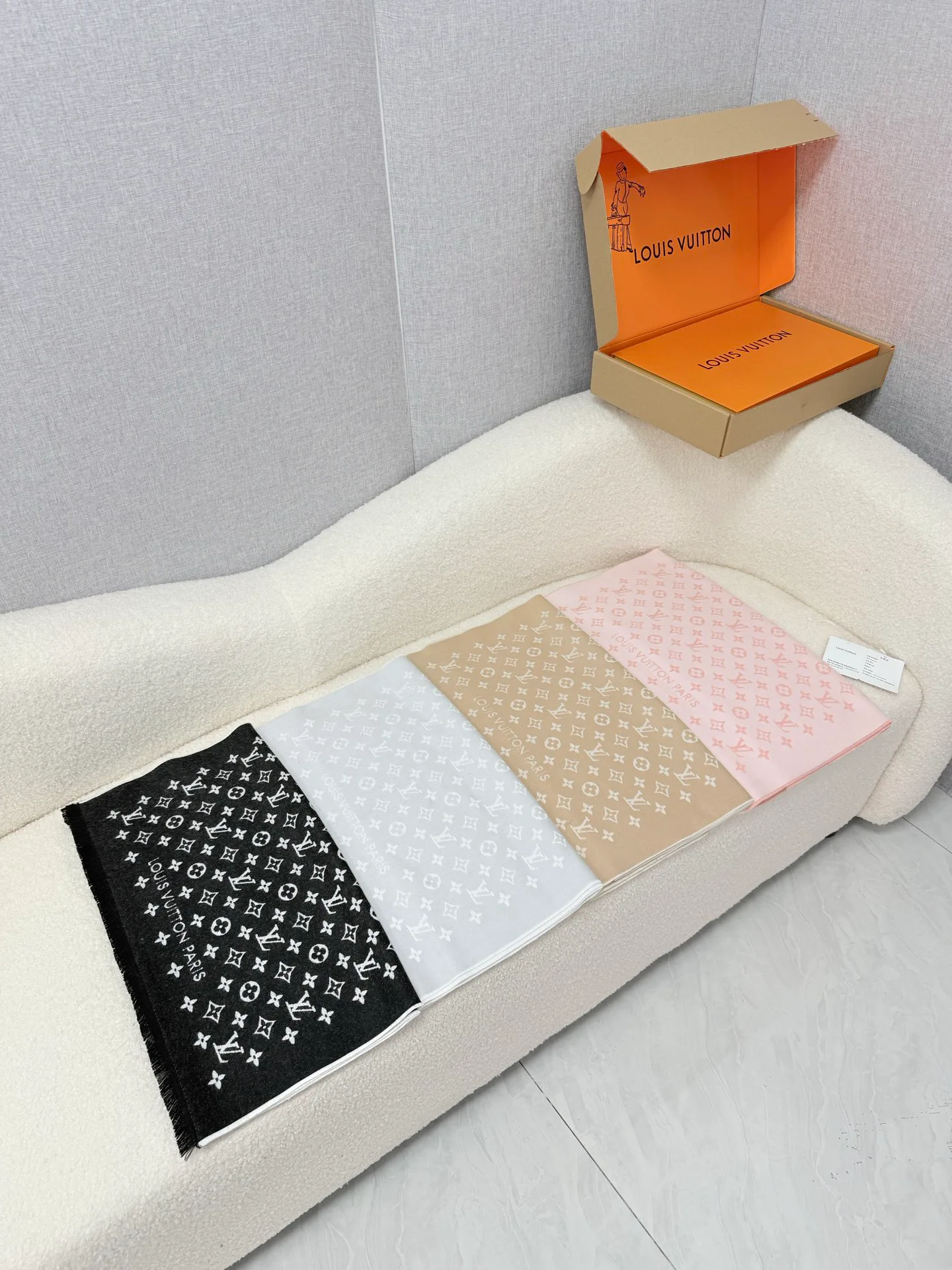Шарфы Louis Vuitton 18627340