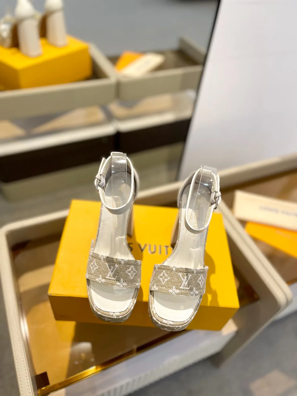 Босоножки Женские Louis Vuitton 17946840
