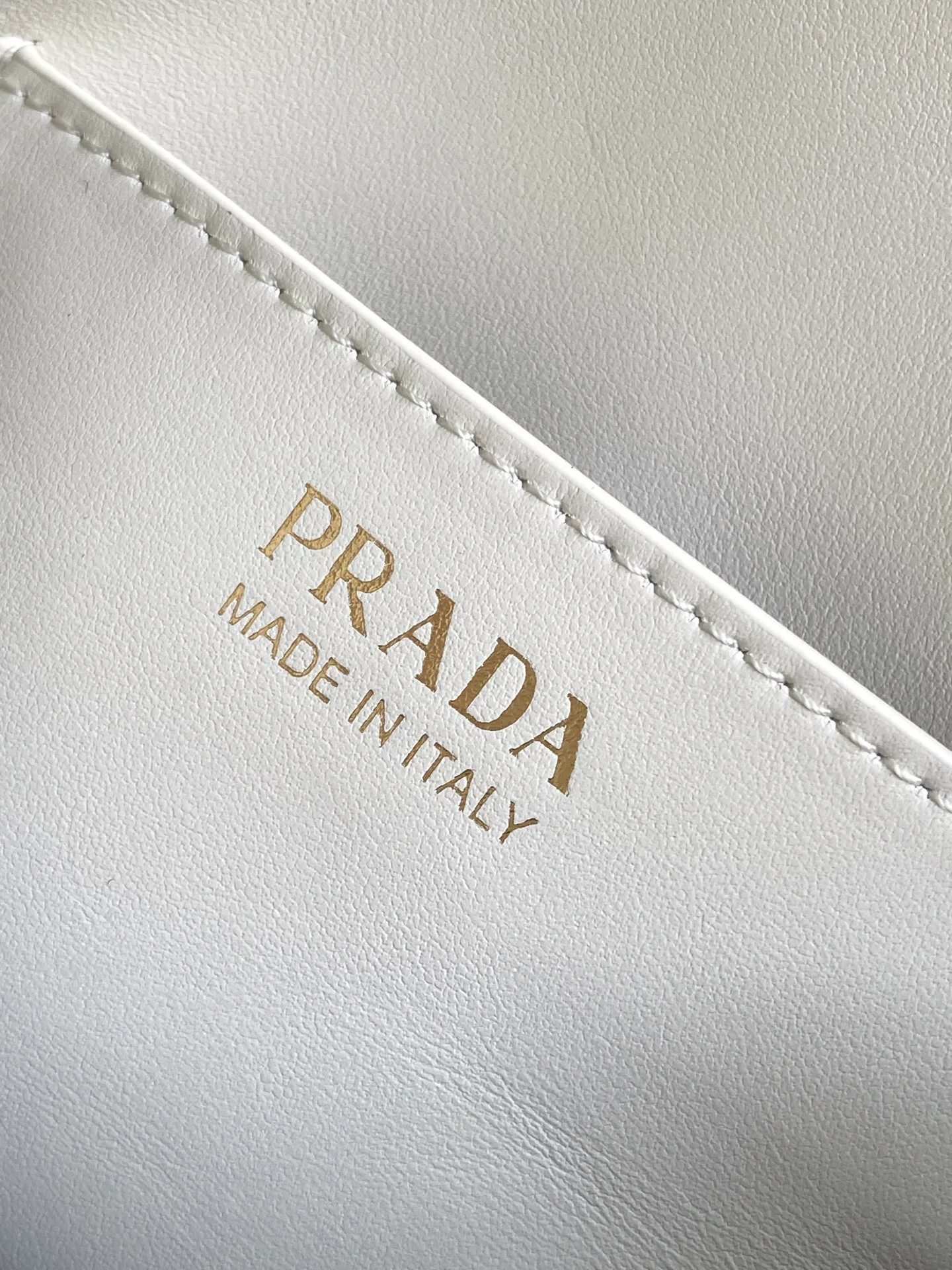 Классические Сумки Женские Prada 13368491