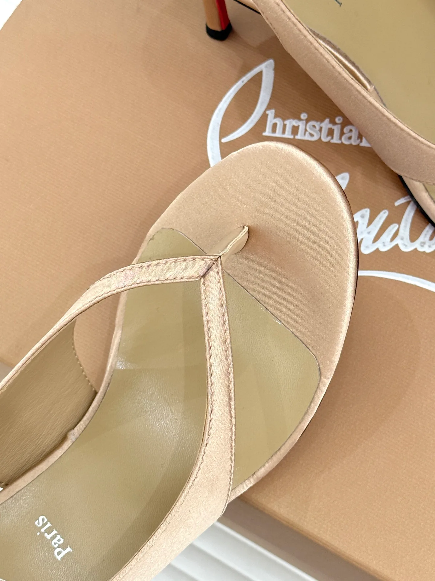 Босоножки Женские Christian Louboutin 18549071
