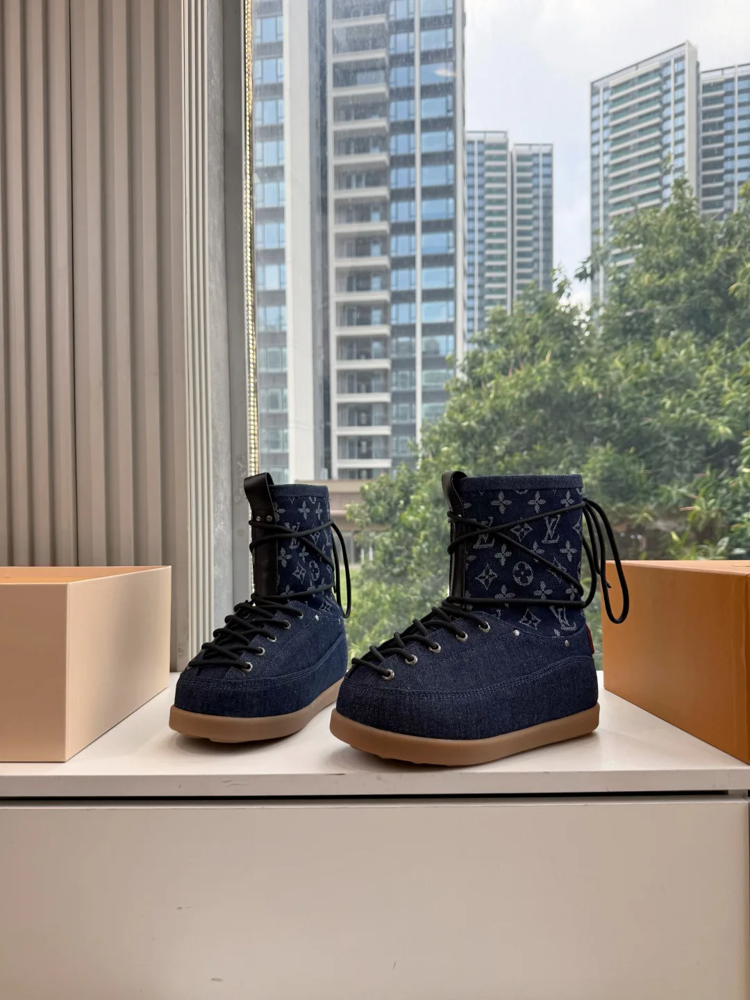 Кроссовки Женские Louis Vuitton 18727410