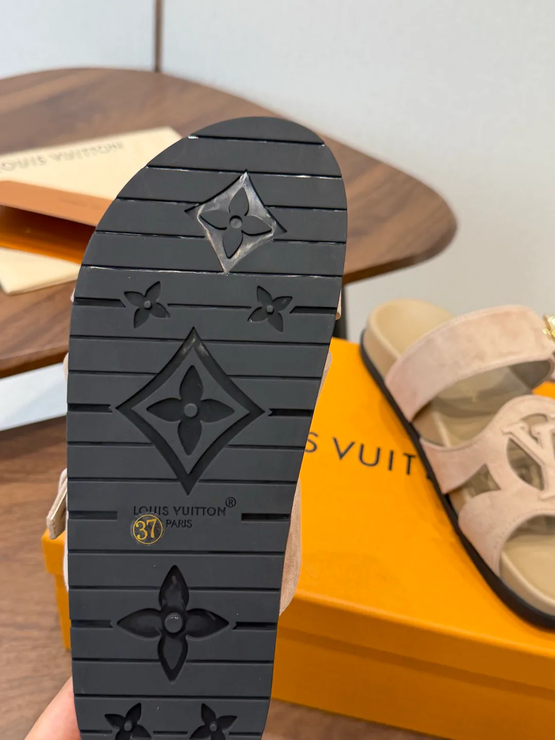 Шлепанцы Женские Louis Vuitton 18687518