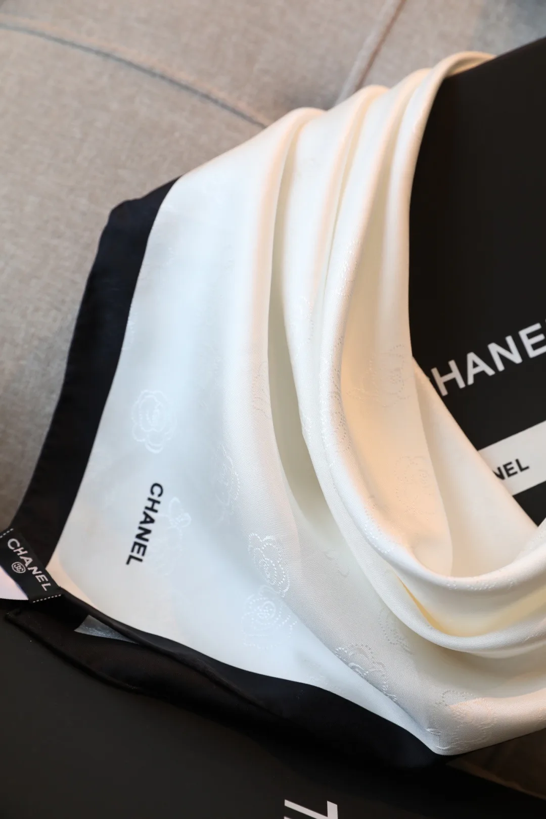 Платки Chanel 18419182