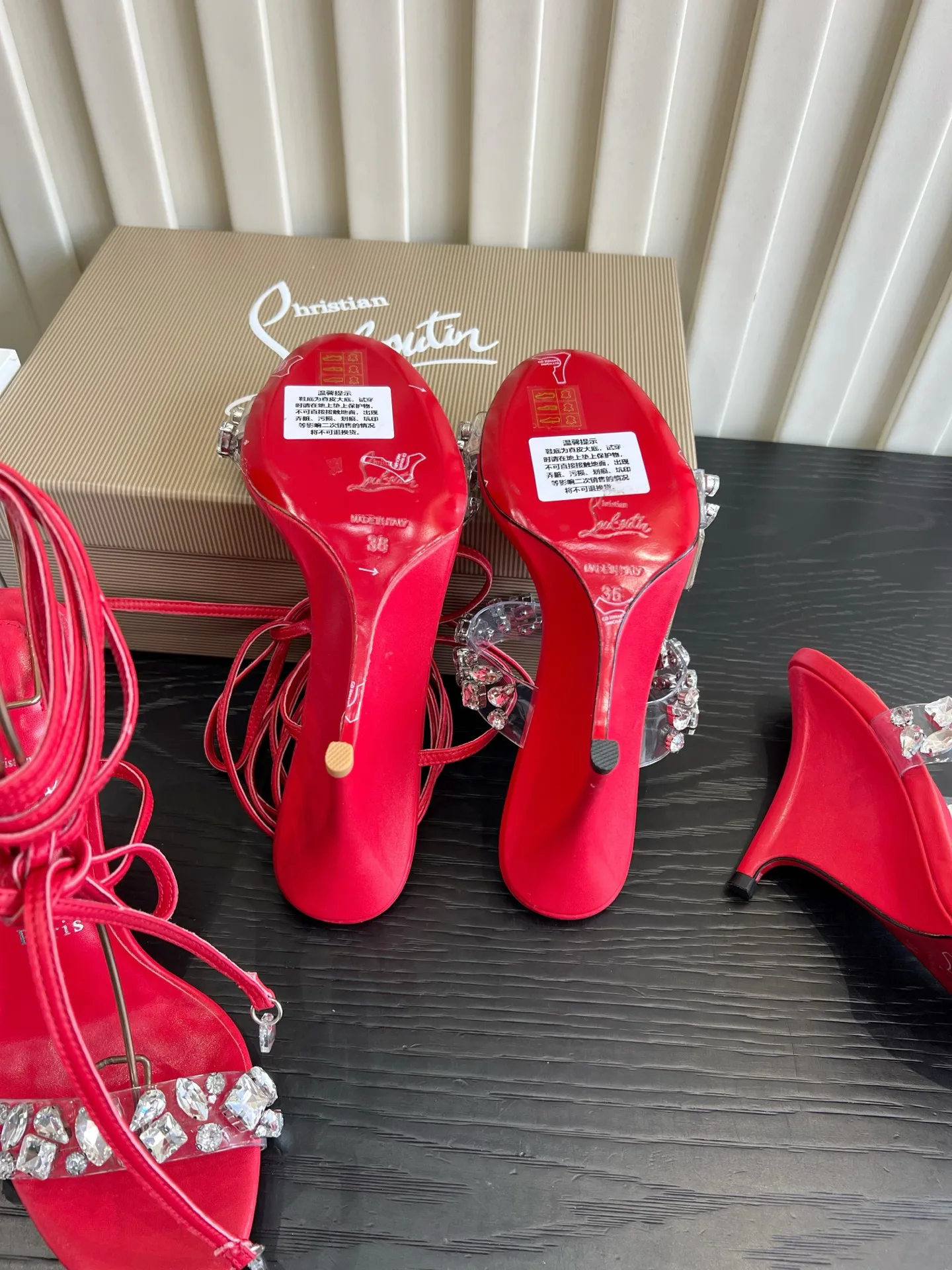 Босоножки Женские Christian Louboutin 18614263