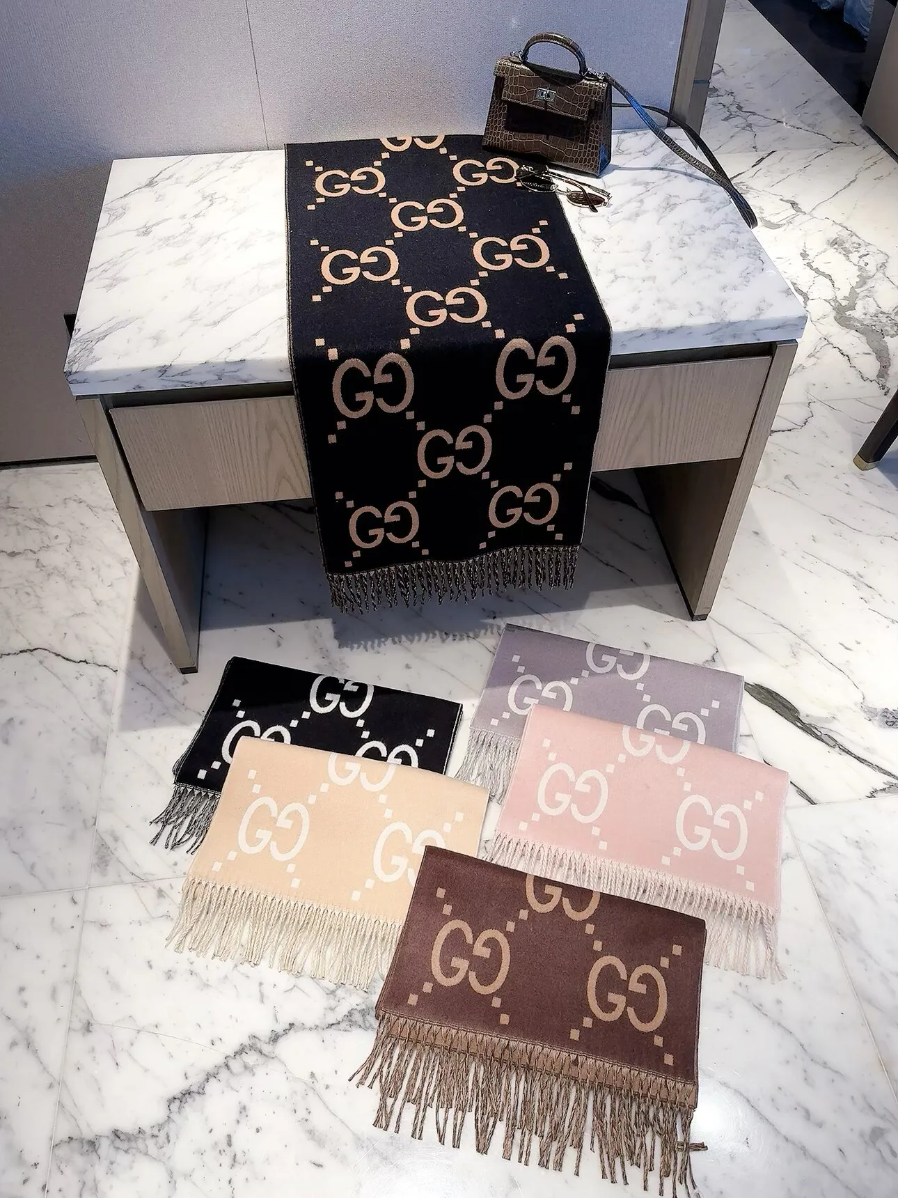 Шарфы Gucci 18427153